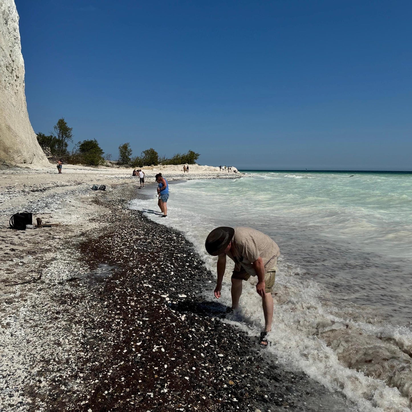Treibholzzauber79 an der Ostsee am sammeln von Strandfunde für nordische Küstendeko