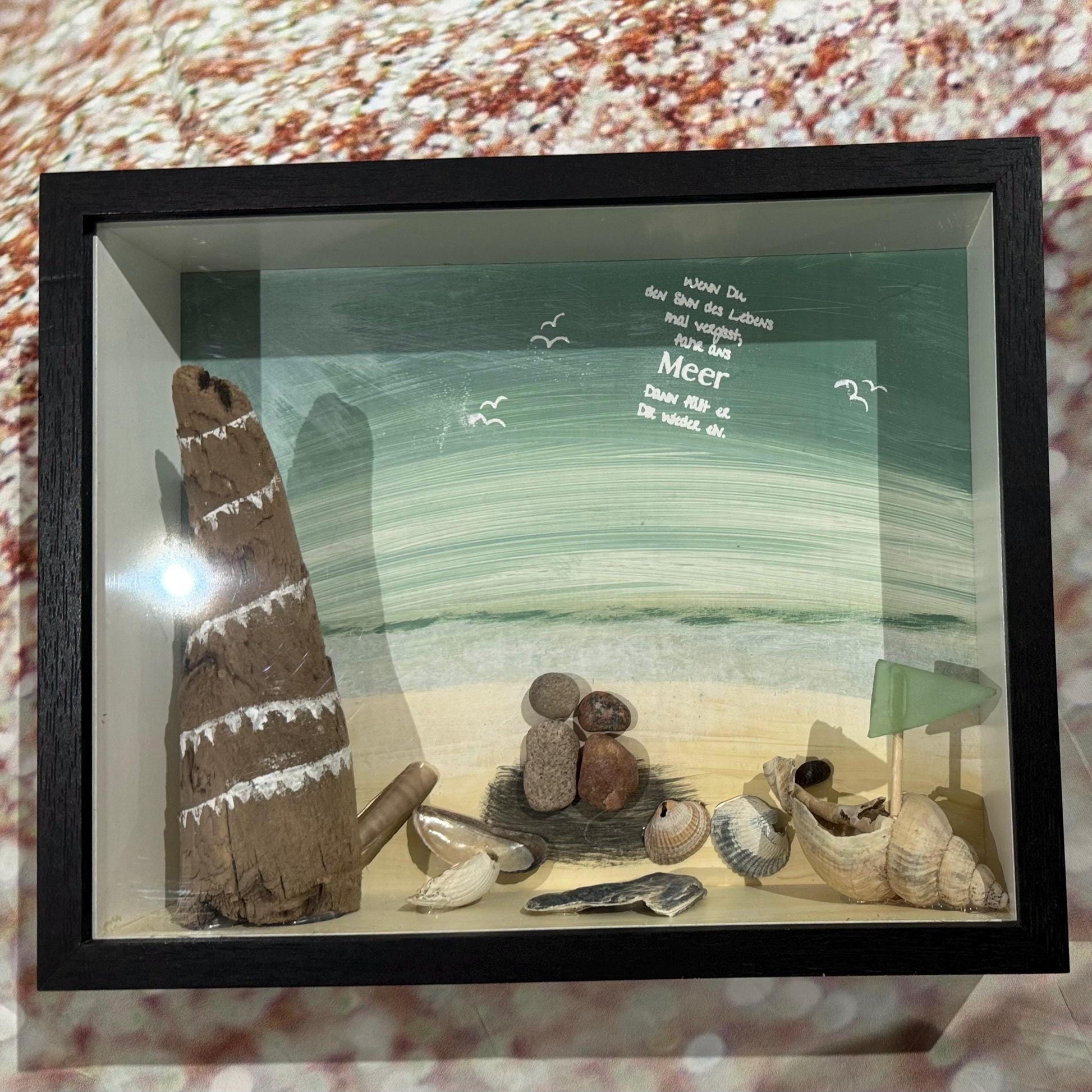 Maritimes Treibholz Wandbild 27x22 cm mit Strandmotiven und Muschelkunst - handgemachtes Küstenbild im schwarzen Holzrahmen