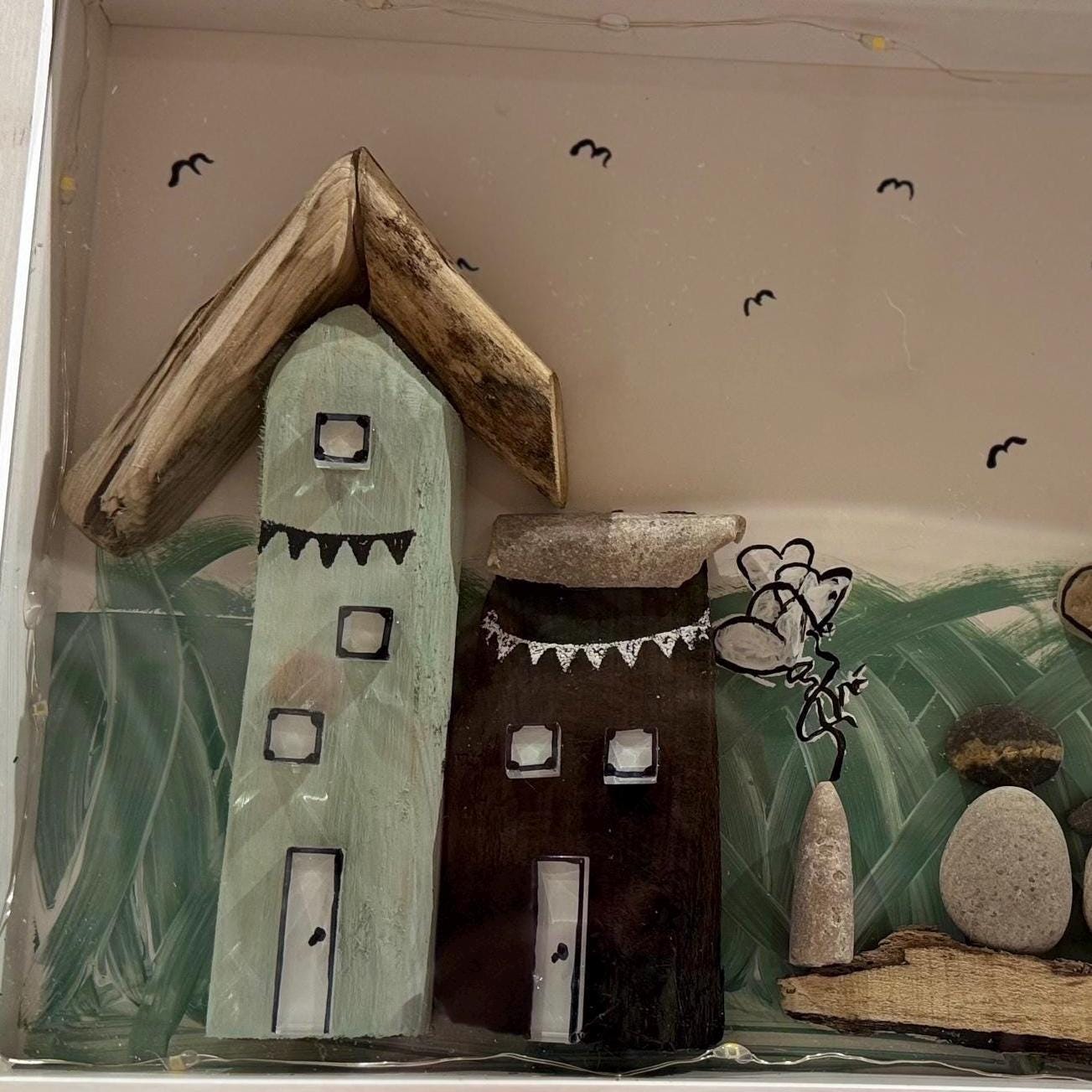Schattenbox-Diorama mit einer Miniatur-Strandszene mit kleine Holzhäusern von Treibholzzauber79