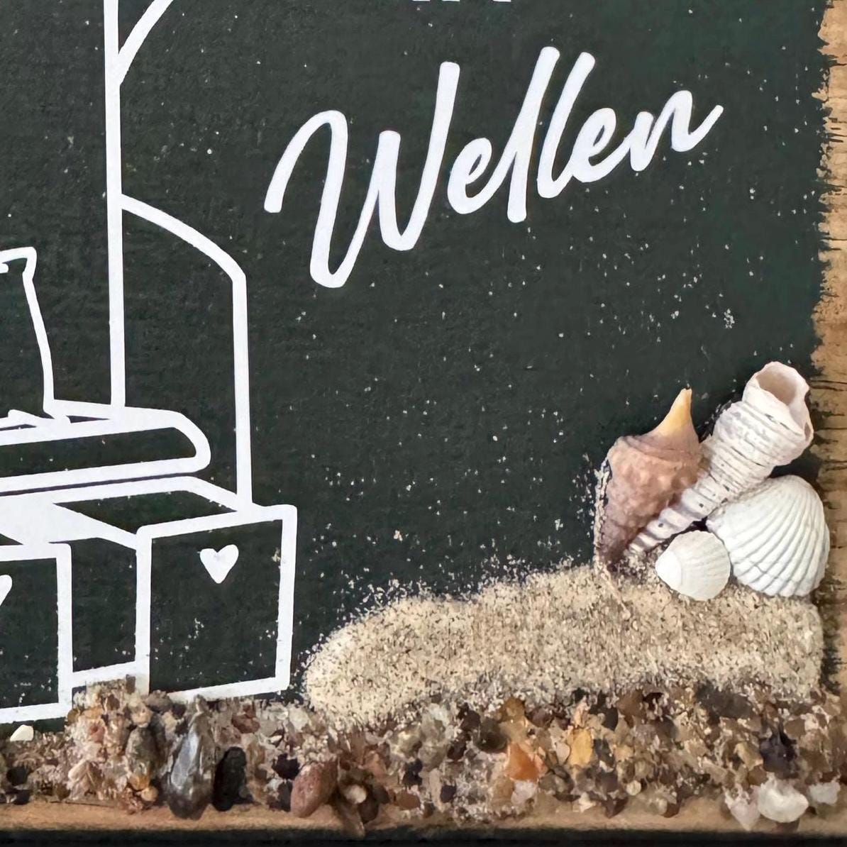 Holzschild „Glück kommt in Wellen“ aus Eiche | Maritime Deko mit Ostsee Steinen & Muscheln | Handgemacht Küsten Geschenk