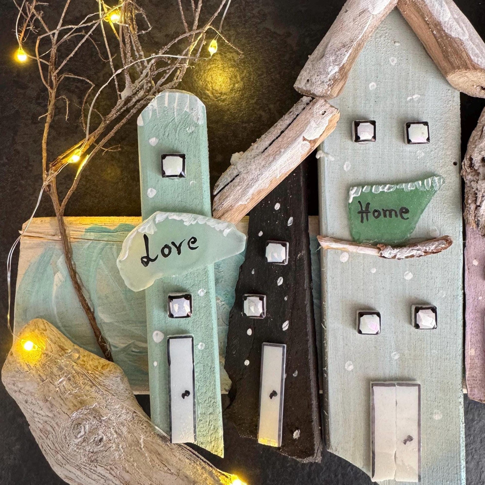 Beleuchtete Häuser Deko aus Treibholz – „Love, Home & Hope“ – Maritime Deko mit Lichterkette - Handmade Geschenke