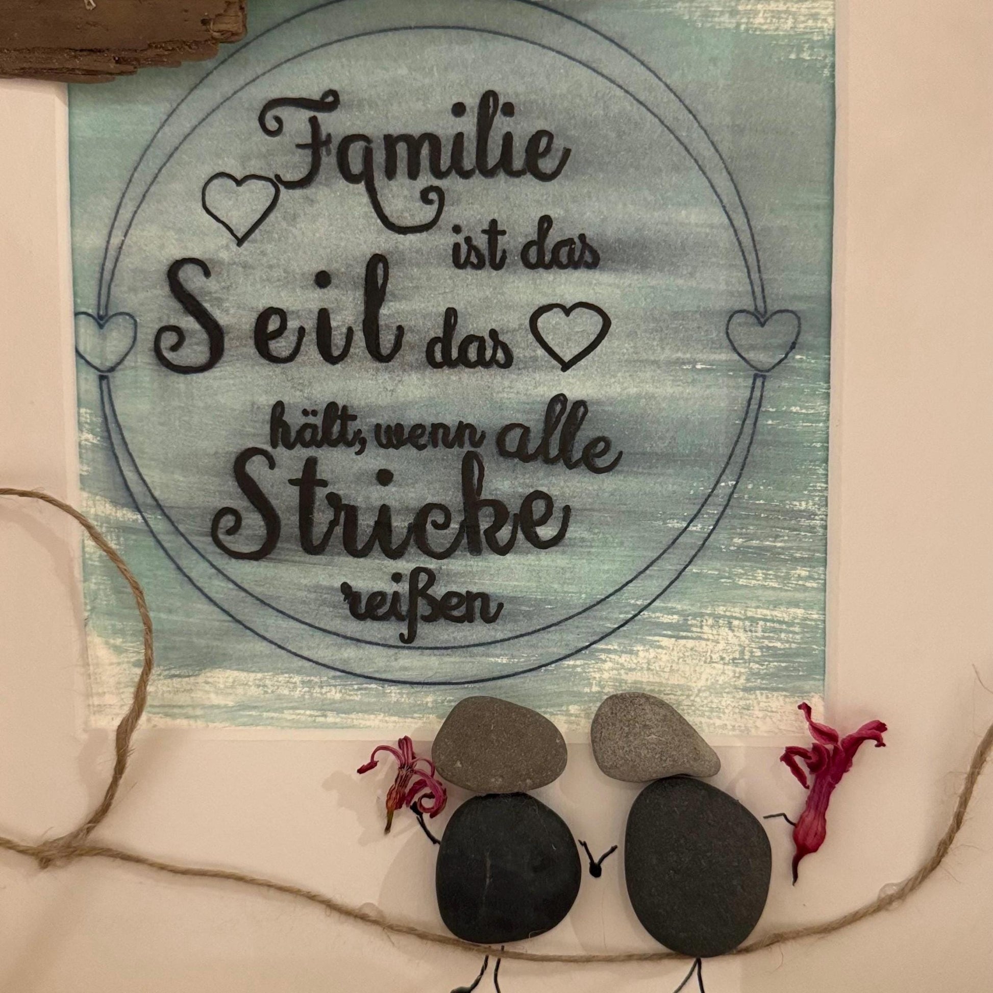 Gerahmtes Kunstwerk mit dem deutschen Text "Familie ist das Seil das hält, wenn alle Stricke reißen." von Treibholzzauber79