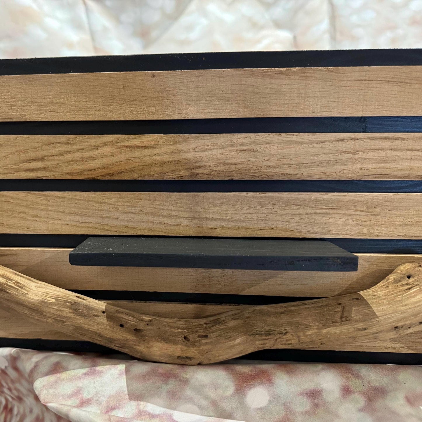 Detailansicht eines schmalen Holzregals auf dem Wandpaneel aus Eiche mit natürlicher Holzmaserung von Treibholzzauber79