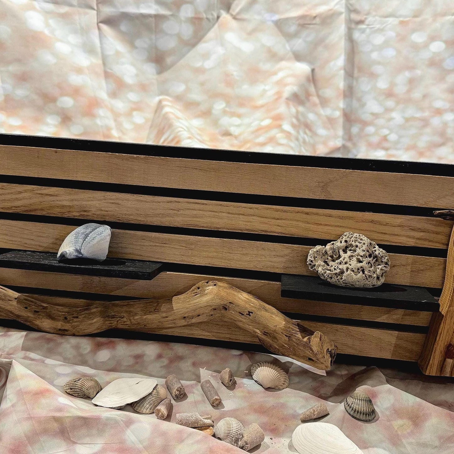 Nahaufnahme der kleinen Holzregale mit maritimen Details auf dem handgefertigten Wandpaneel von Treibholzzauber79