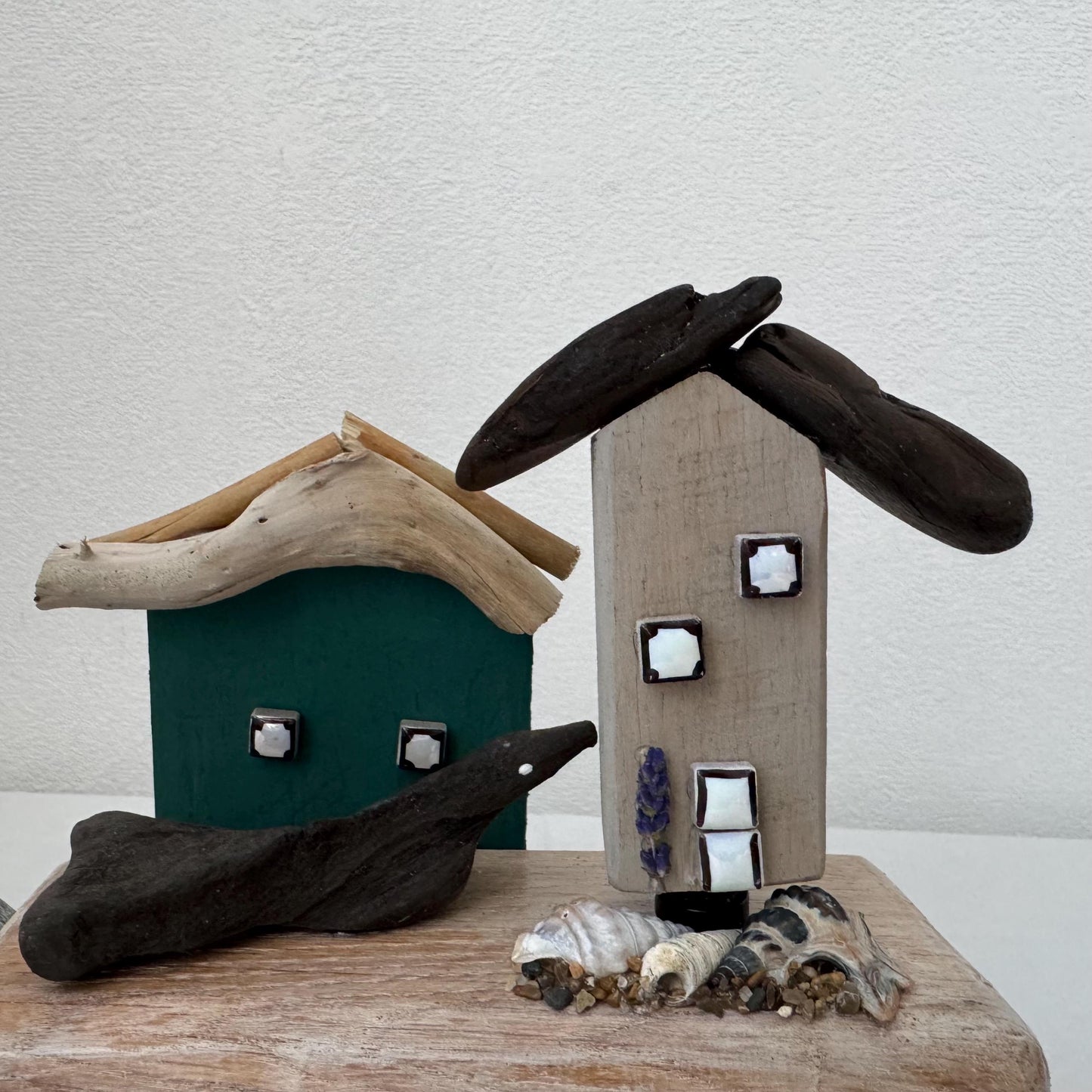 Handgemachte maritime Treibholz Deko „Traumtänzerin“ mit Muscheln und Holzdetails