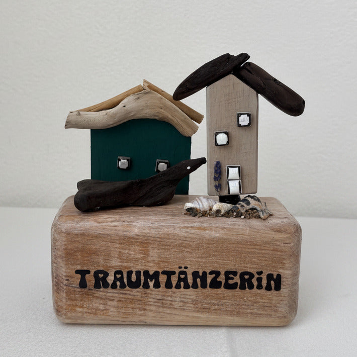 Handgemachte maritime Treibholz Deko „Traumtänzerin“ mit Muscheln und Holzdetails