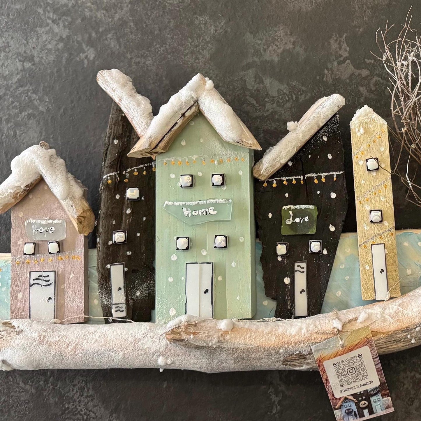 Ein rustikales Holz-Kunstwerk mit fünf Miniaturhäusern mit schneebedeckten Dächern von Treibholzzauber79