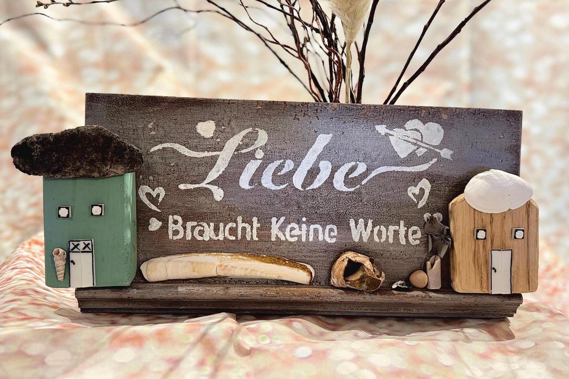 Maritime Vintage Wanddeko mit Schriftzug, Liebe braucht keine Worte, zwei kleinen Holzhäuschen und Strandfunden