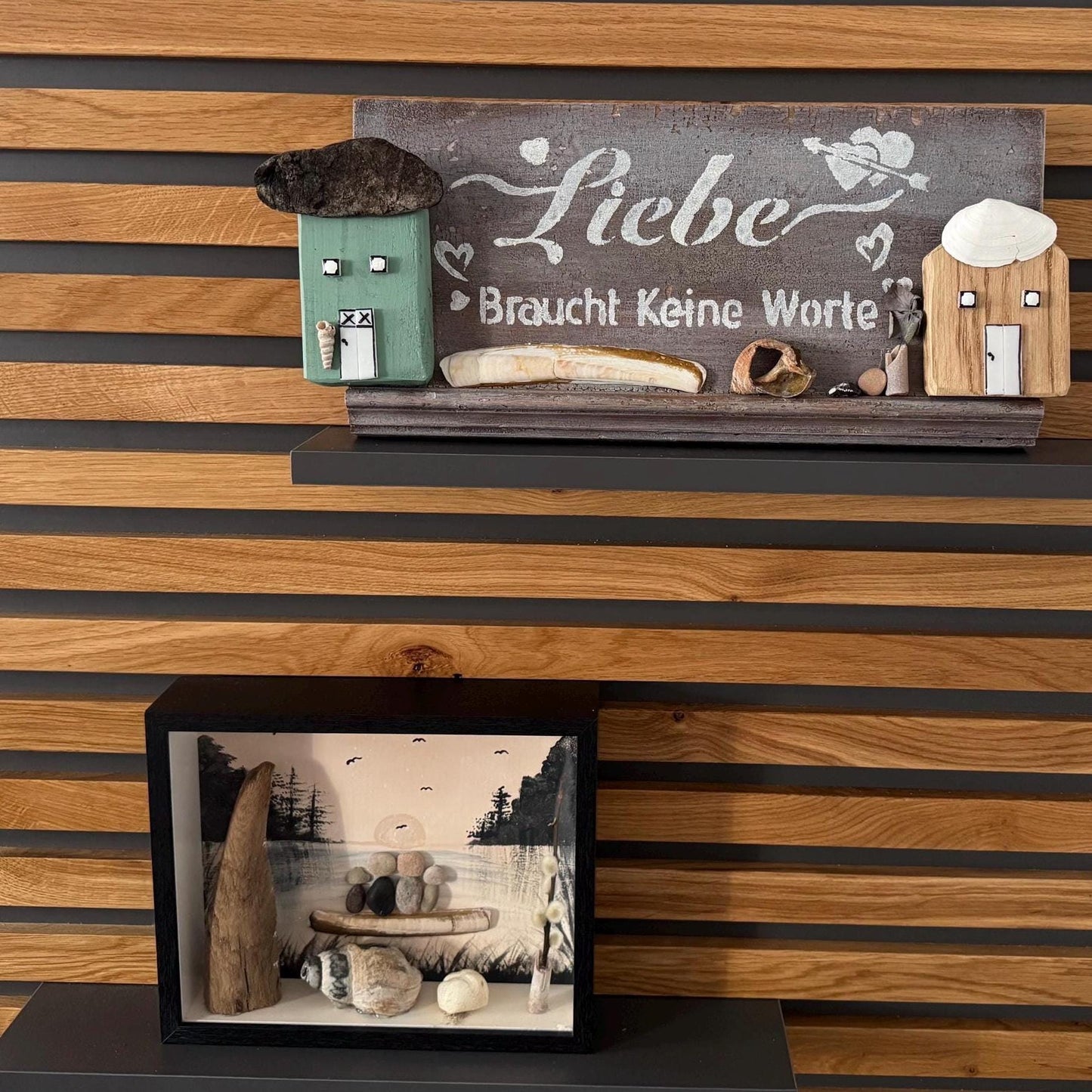 Maritime Vintage Wanddeko mit Schriftzug, Liebe braucht keine Worte, zwei kleinen Holzhäuschen und Strandfunden