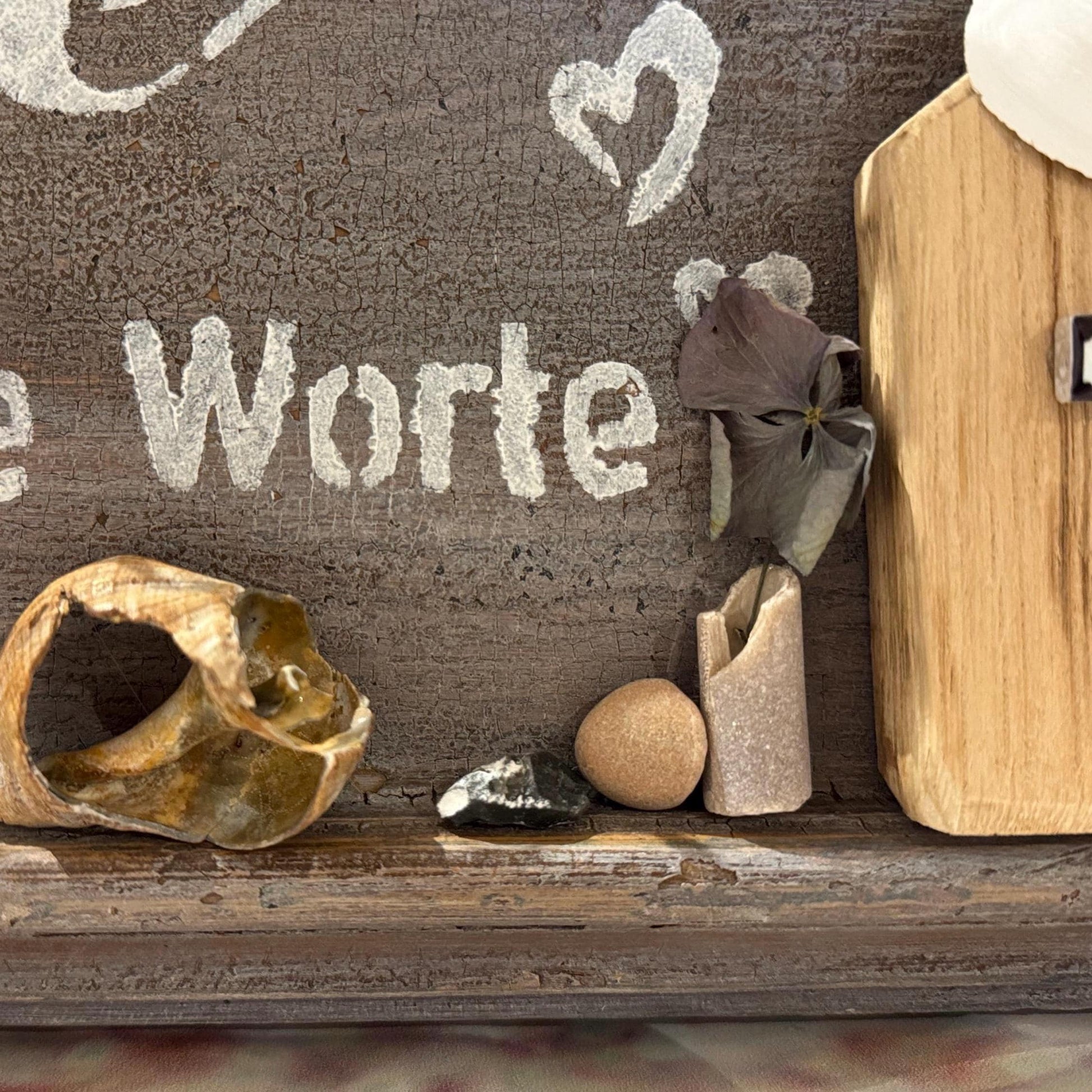 Maritime Vintage Wanddeko mit Schriftzug, Liebe braucht keine Worte, zwei kleinen Holzhäuschen und Strandfunden