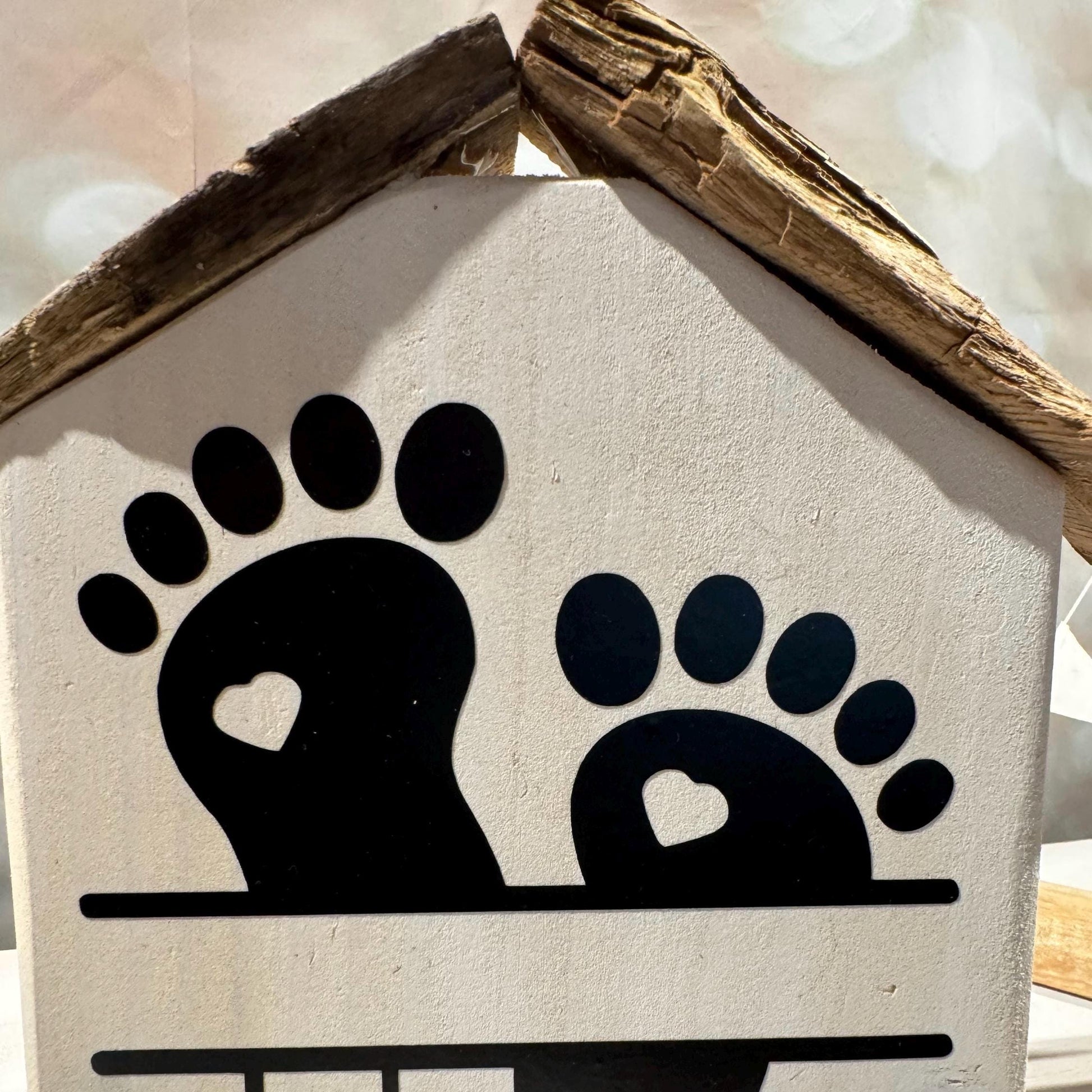 Detailansicht des Treibholz Geburtshäuschens mit Baby Fußabdrücken handgemachte Erinnerung zur Geburt