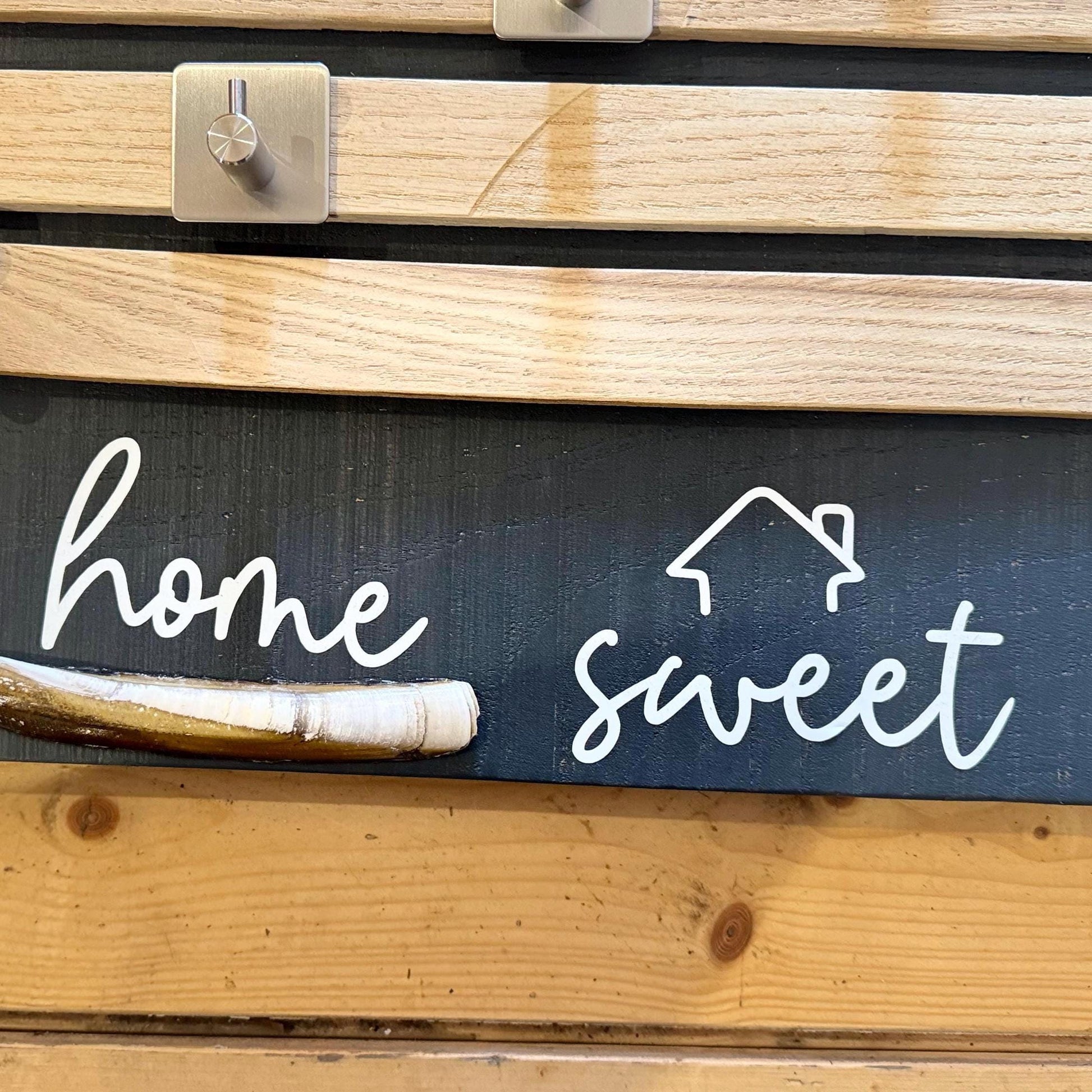 Schwarzes Holzschild mit den Worten "home sweet" in weißer Schrift von Treibholzzauber79