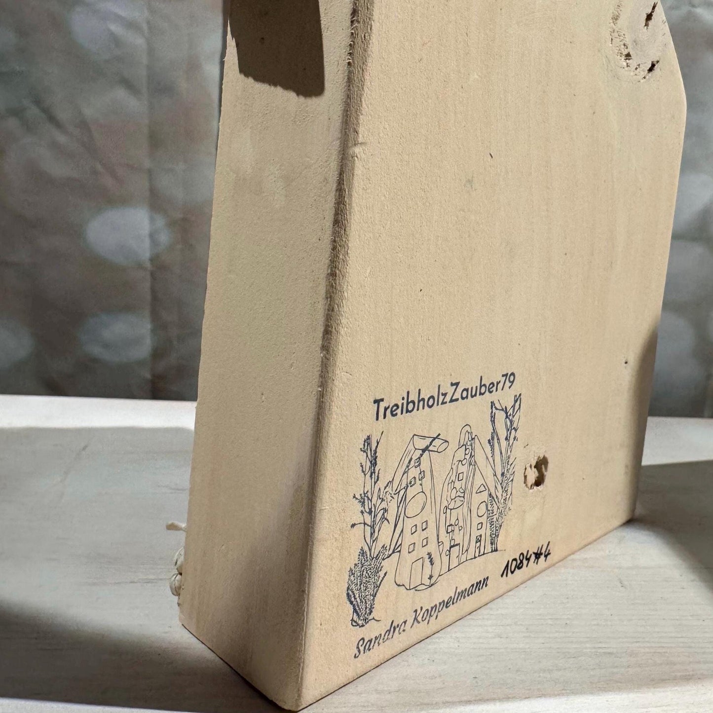 Seitliche Ansicht eines handgefertigten Holzhauses mit Treibholz-Dach von Treibholzzauber79
