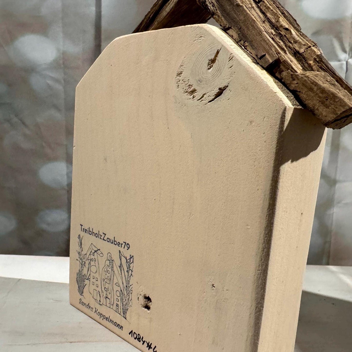Handgefertigte Holzdekoration in Hausform mit einem Dach aus Naturholz von Treibholzzauber79
