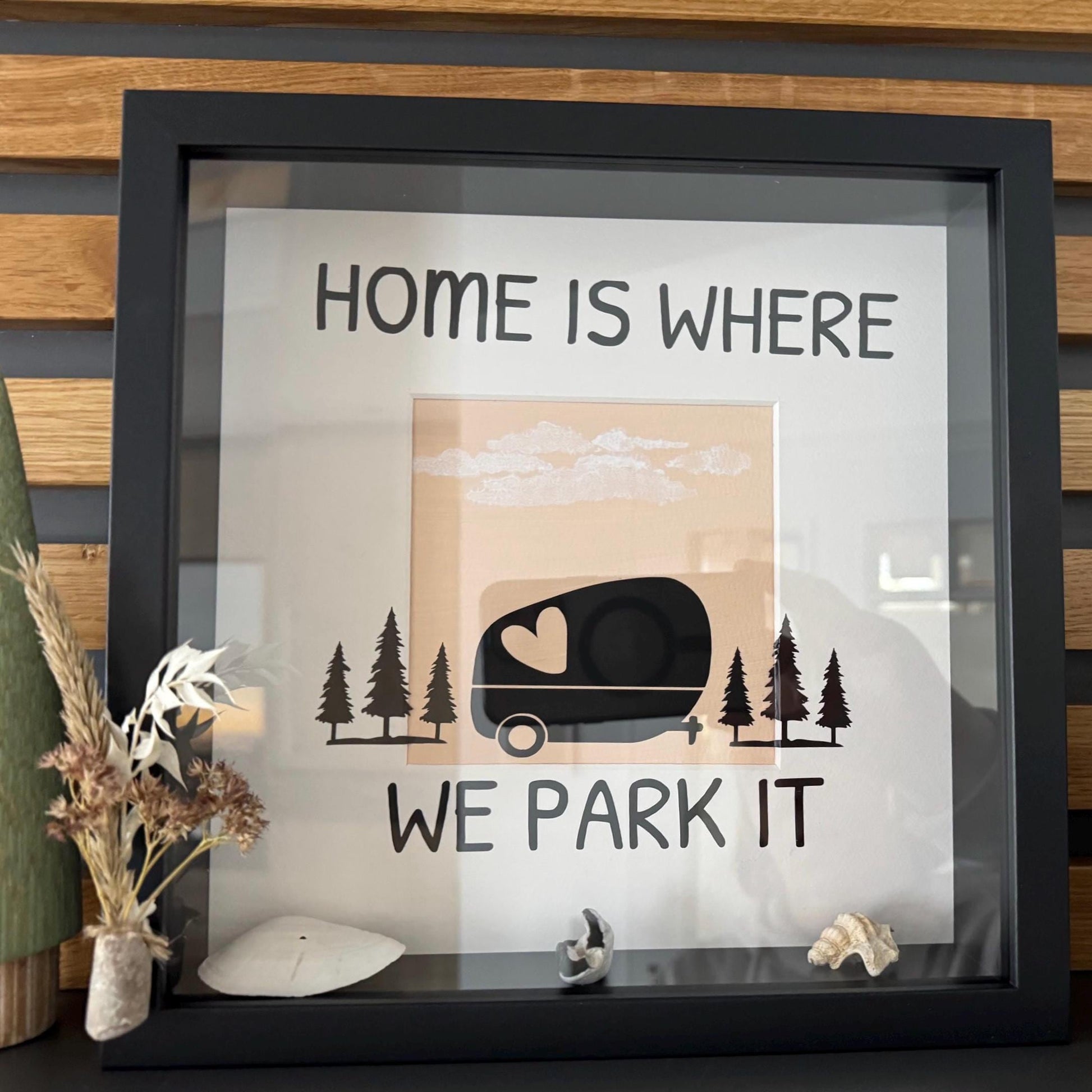 Wohnwagen Deko Shadowbox mit Camper Motiv und maritimen Details auf Regal von Treibholzzauber79