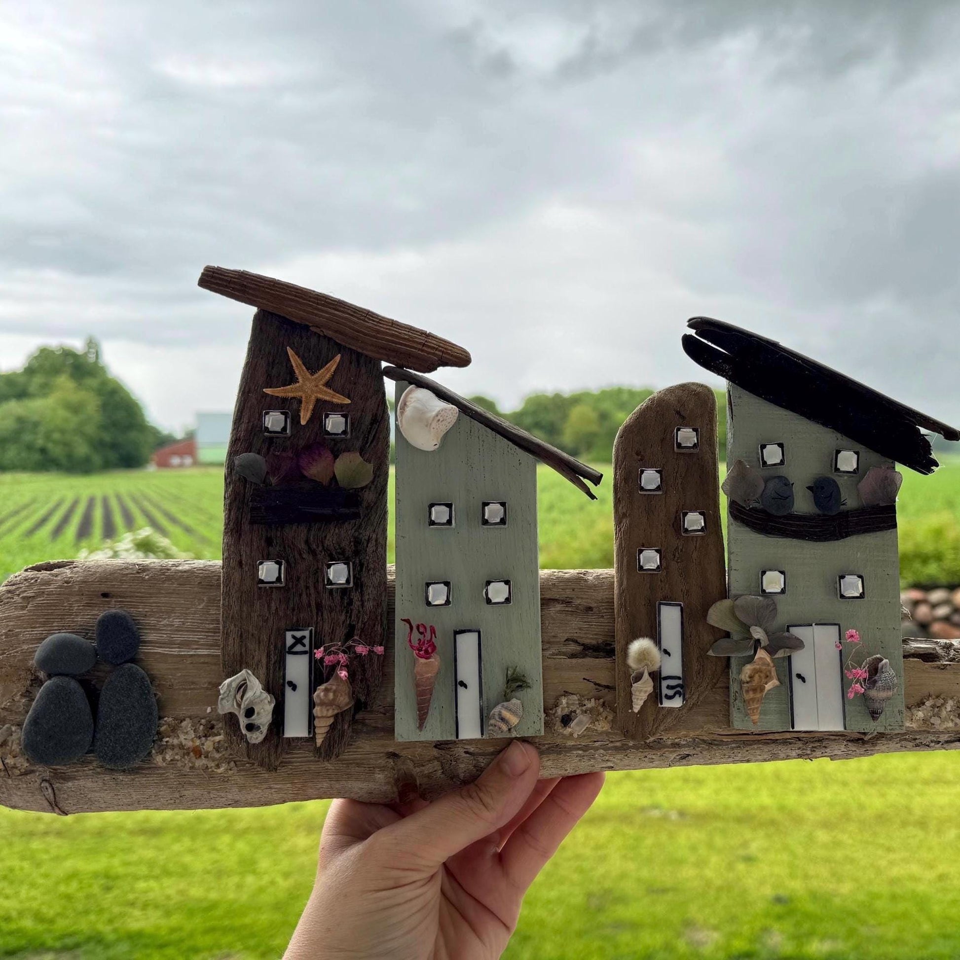 Ein handgefertigtes Kunstwerk aus Treibholz mit Miniaturhäusern. Jedes Haus ist einzigartig gestaltet von Treibholzzauber79