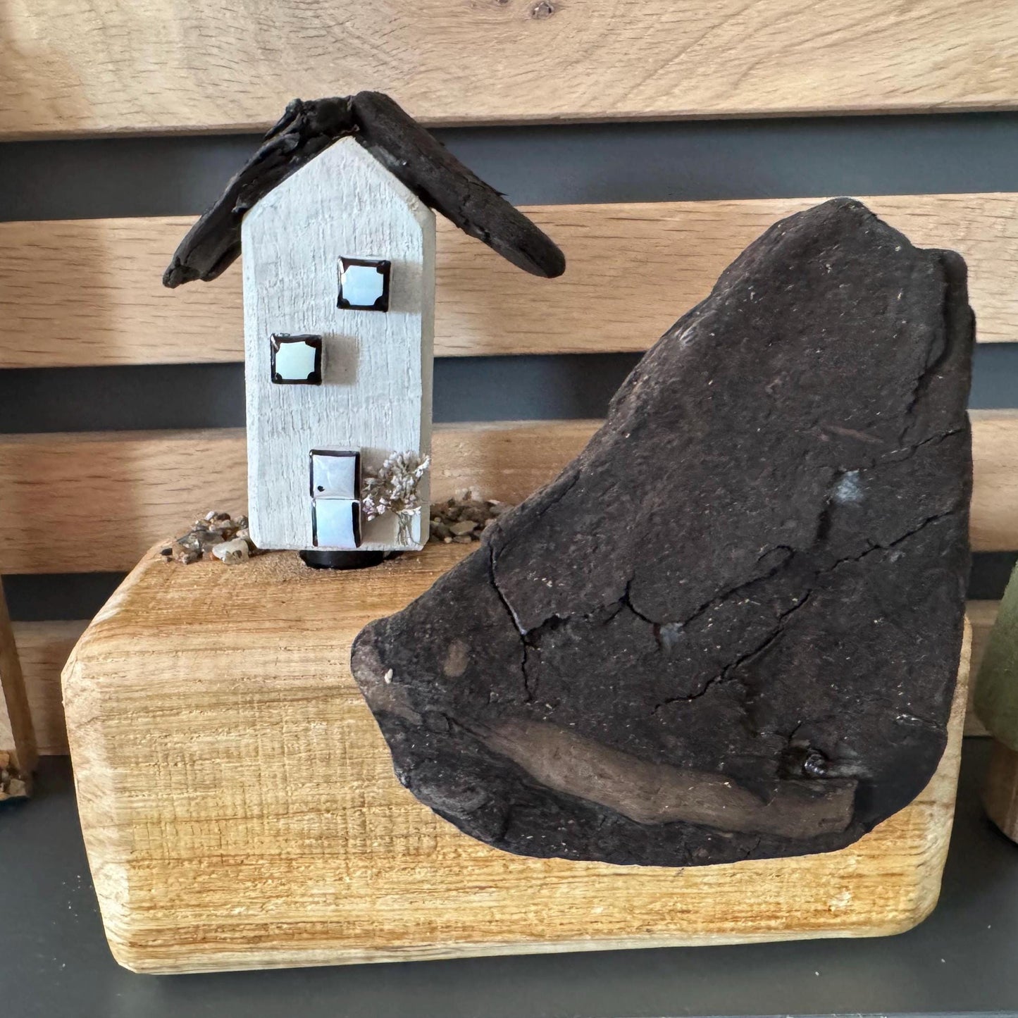 Tischdeko aus Holz & Treibholz „Das Meer ist meine Heimat“ | Maritime Fensterbank Deko | Handmade Nordic Coastal Decor
