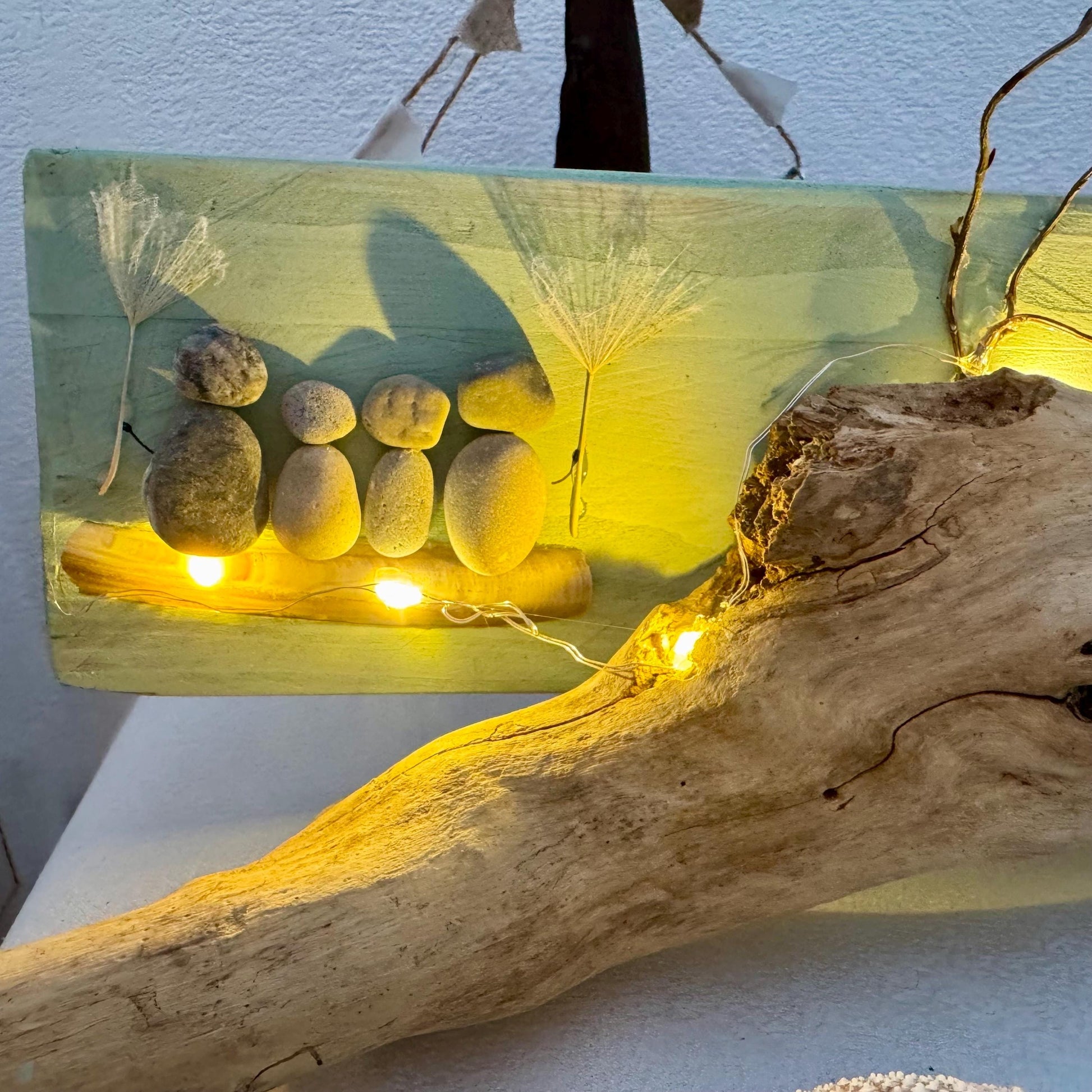Detailaufnahme Holz Häuser auf Treibholz mit Wegweiser Glaube, Liebe, Hoffnung als maritime Deko von Treibholzzauber79