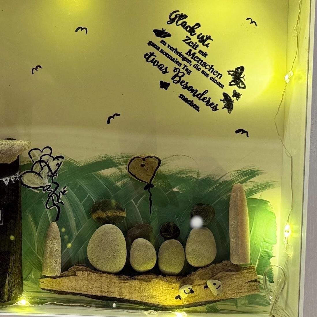 Schattenbox-Diorama mit einer Miniatur-Strandszene einer Familie von Treibholzzauber79