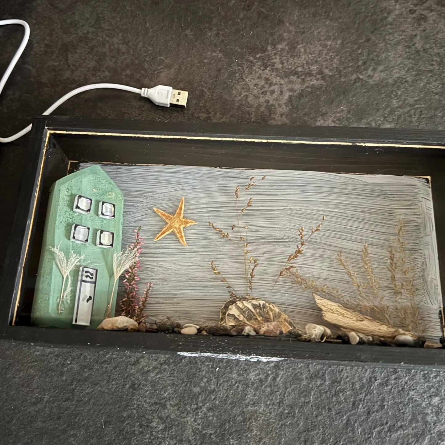 Beleuchtete Maritime Deko im Rahmen 30x10x25 cm – Handgemachte Küstenszene mit USB-Licht | Handmade von Treibholzzauber79