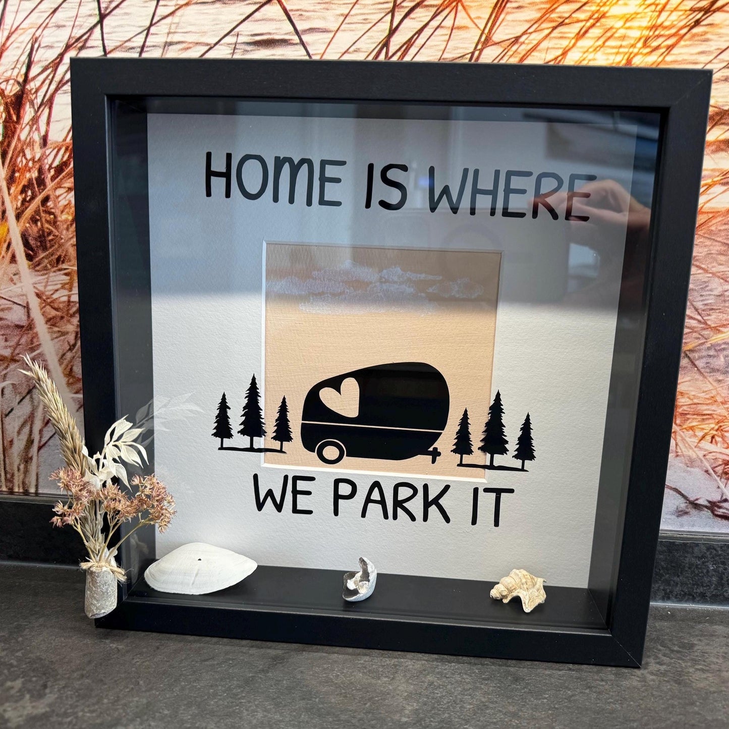 Wohnmobil Wandbild mit Muscheln Donnerkeil und Trockenblumen auf Holz Hintergrund von Treibholzzauber79