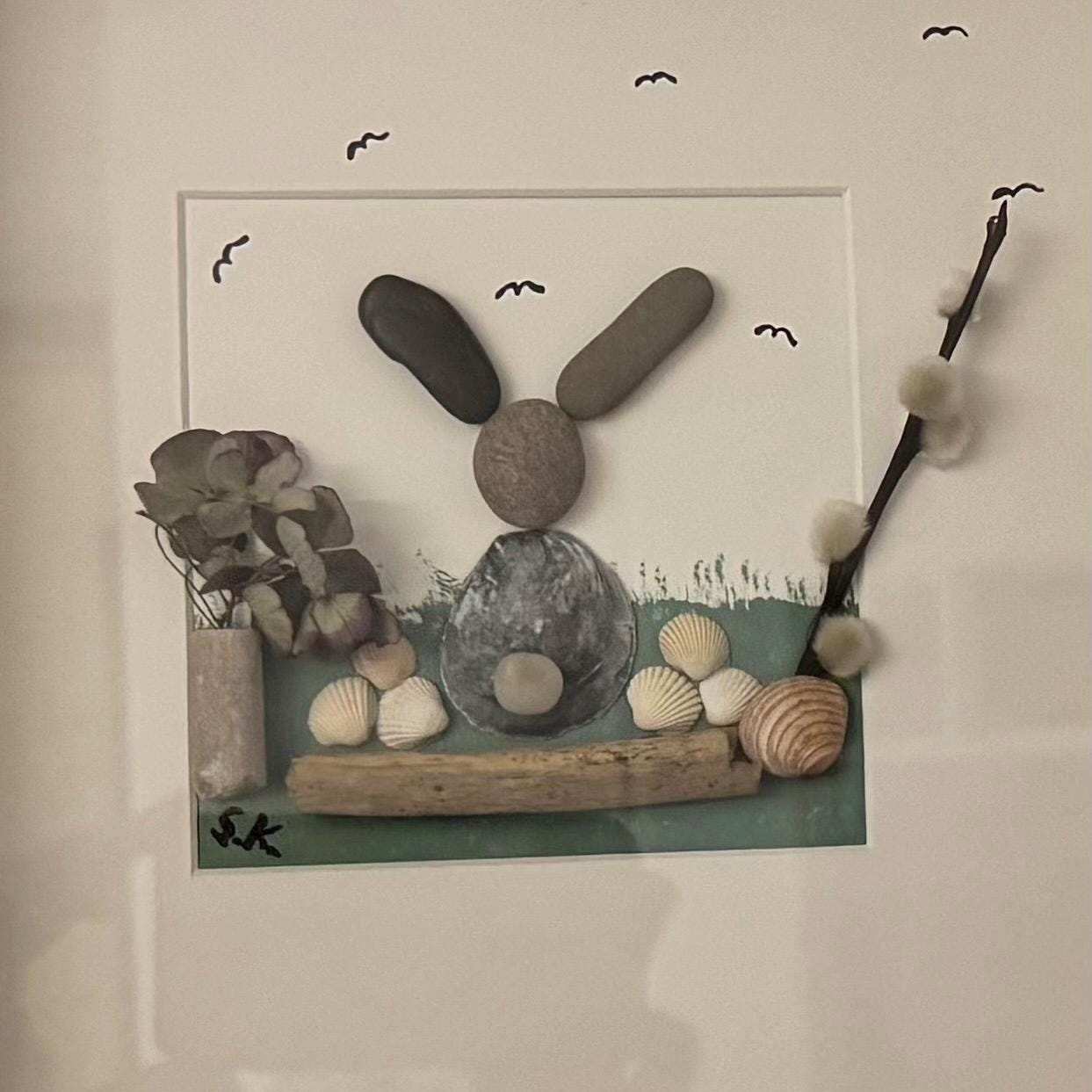 Nahaufnahme der Naturmaterialien: Strandsteine, Muschel, Donnerkeil, Treibholz und Naturzweige von Treibholzzauber79