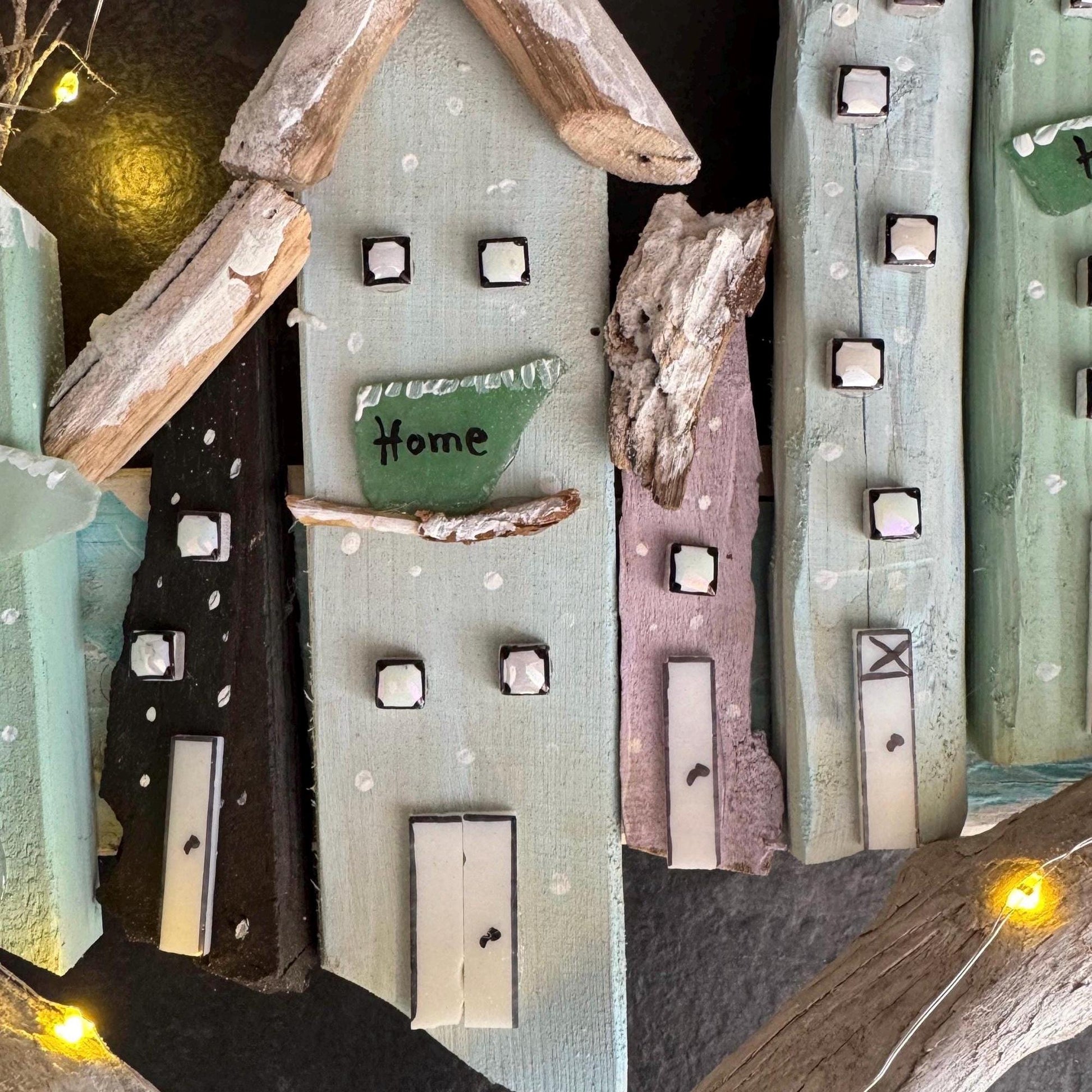 Beleuchtete Häuser Deko aus Treibholz – Maritime Deko mit Lichterkette - Handmade Geschenke - Holzhäuschen im Winter