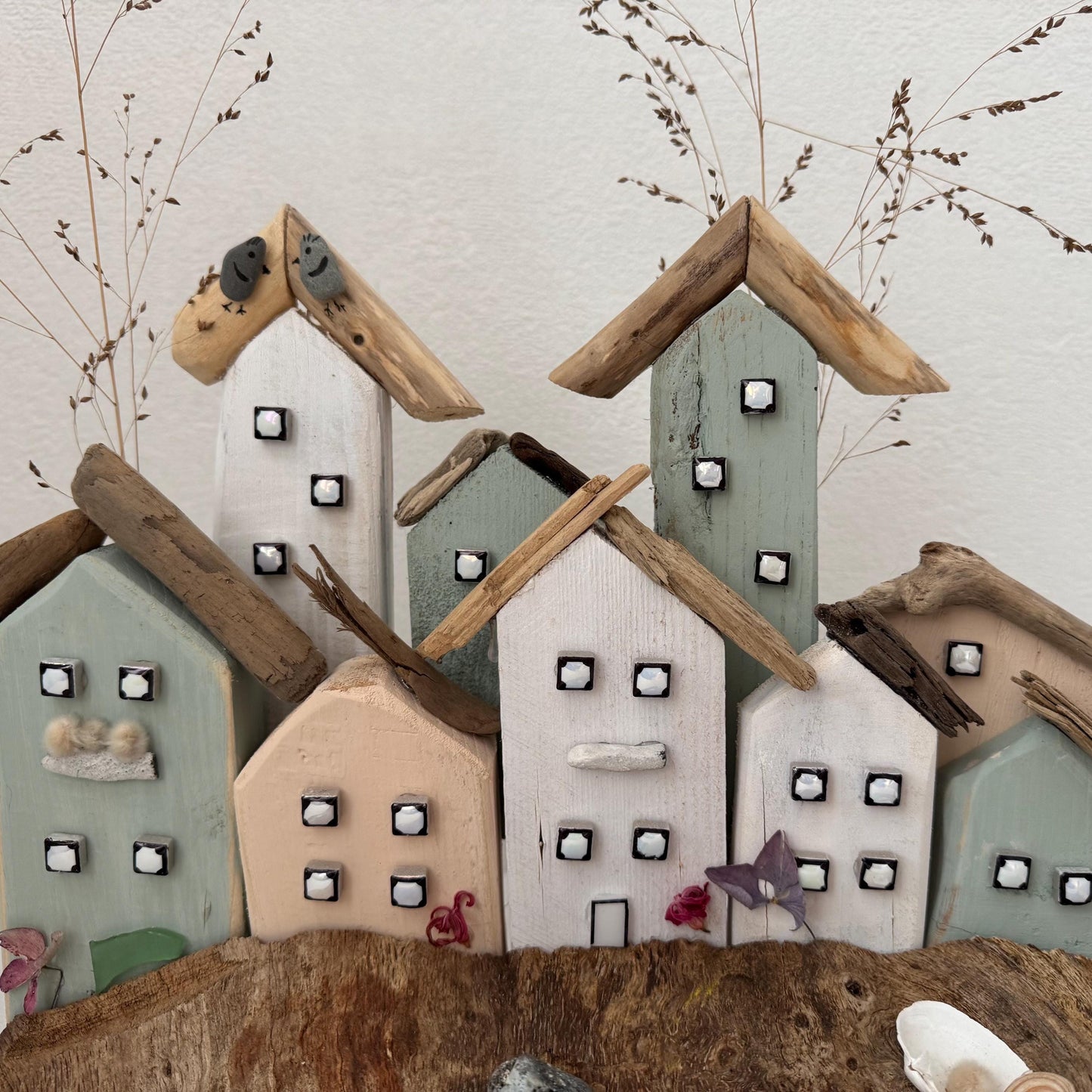 Treibholz Dorf Häuser aus Strandholz Nahaufnahme von Treibholzzauber79