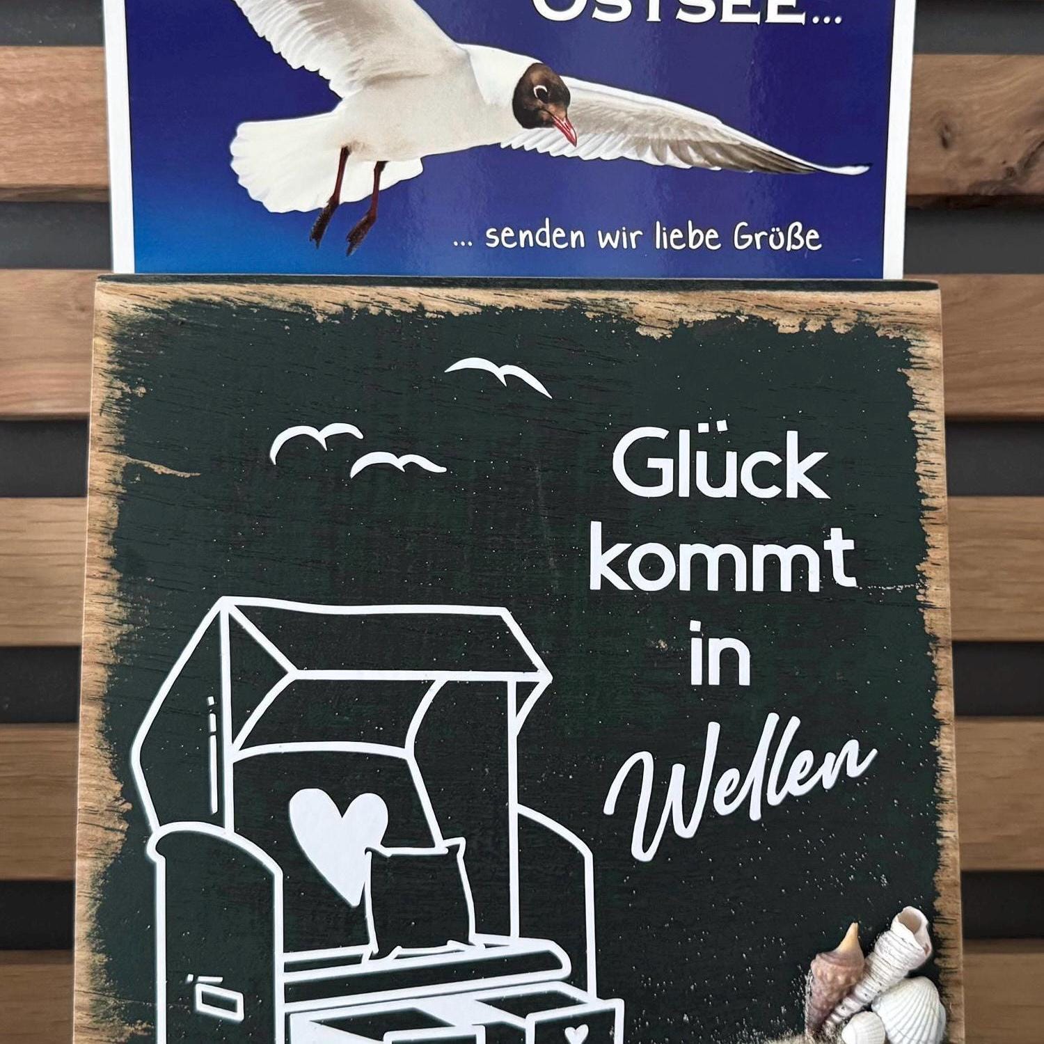 Holzschild „Glück kommt in Wellen“ aus Eiche | Maritime Deko mit Ostsee Steinen & Muscheln