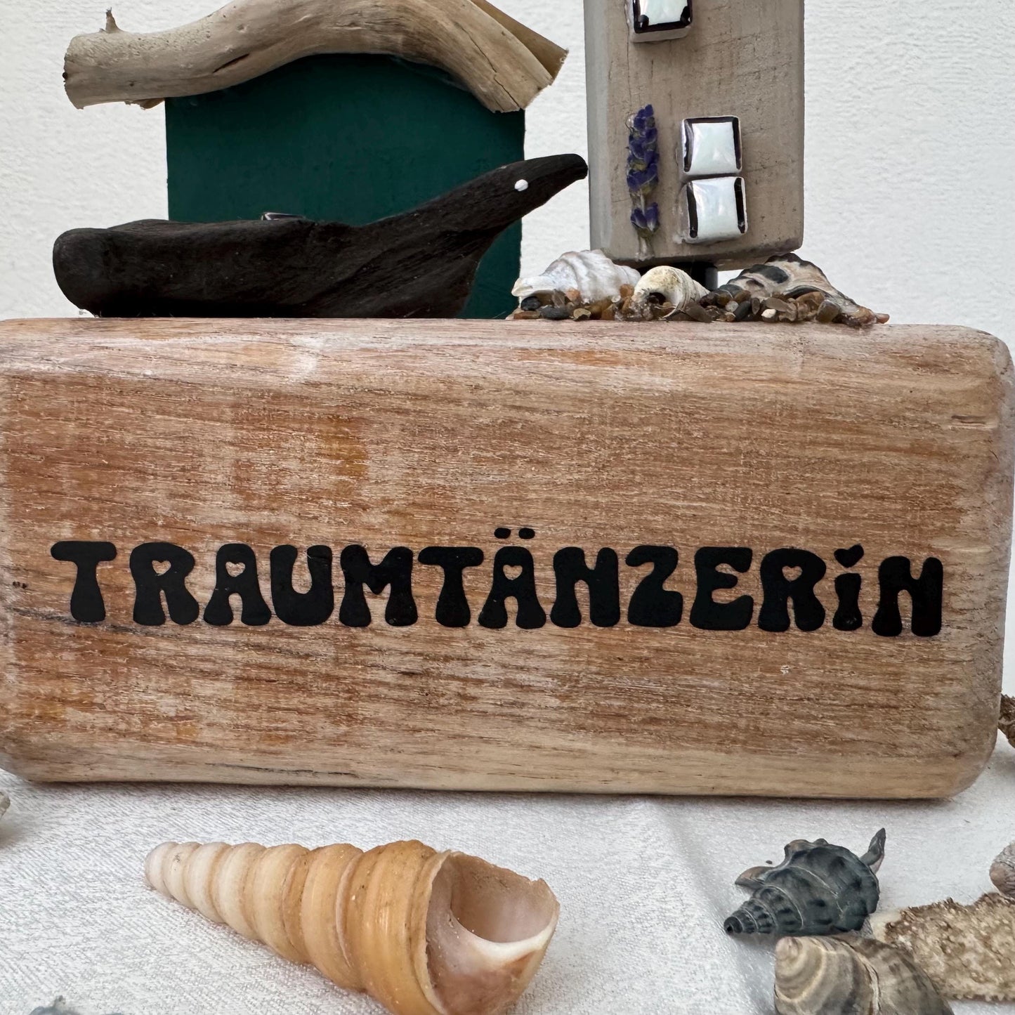 Handgemachte maritime Treibholz Deko „Traumtänzerin“ mit Muscheln und Holzdetails