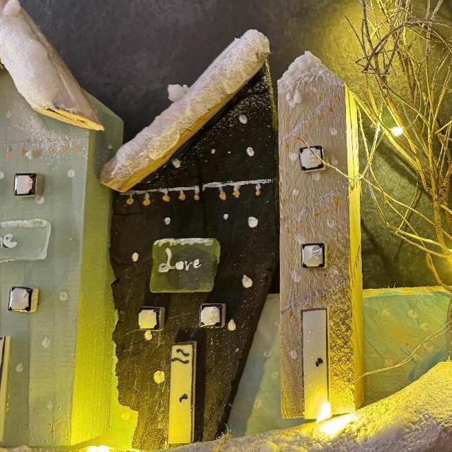 Eine dekorative Miniatur-Dorfszene mit Häusern in verschiedenen Formen und Farben  von Treibholzzauber79
