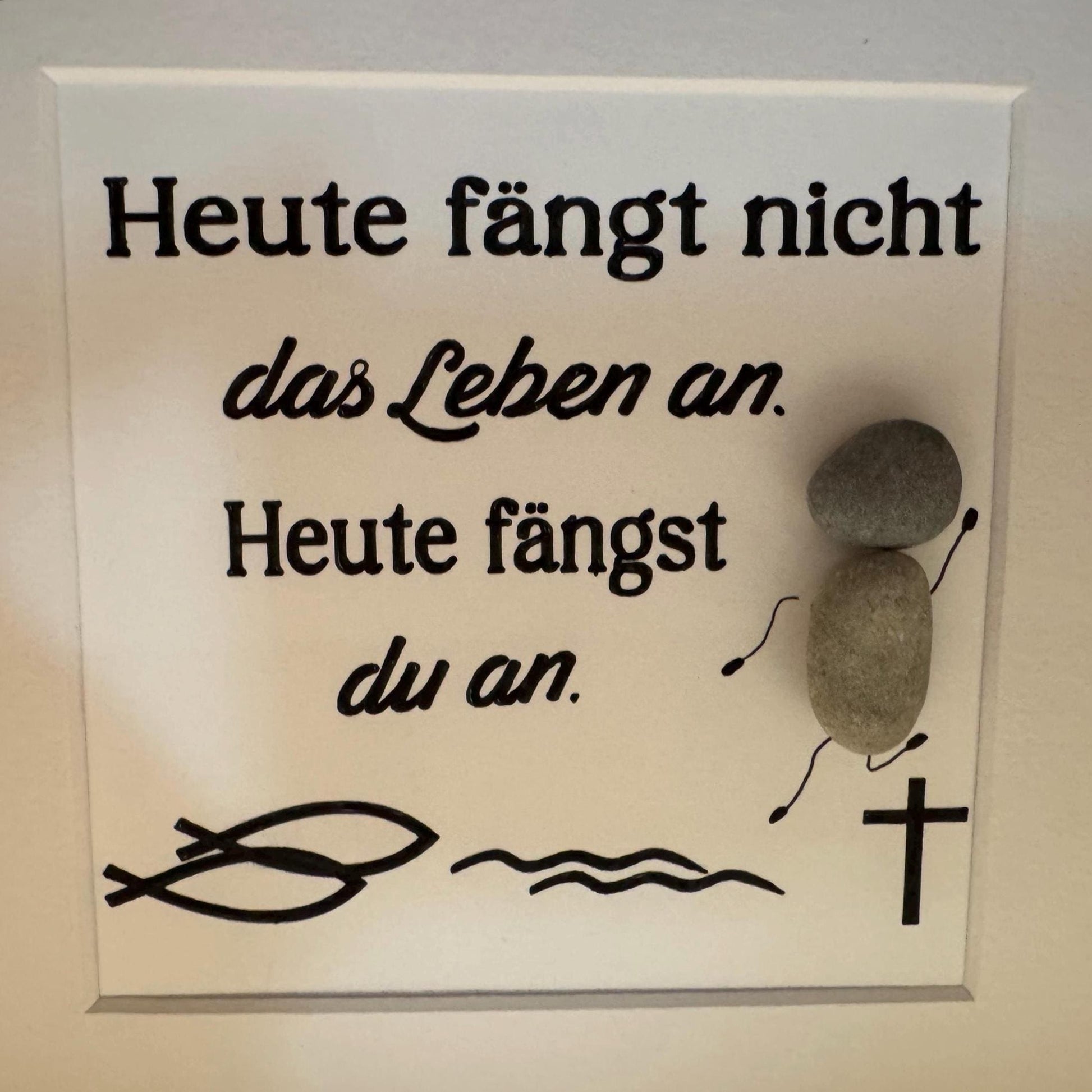 Geschenke zur Konfirmation personalisiert im Rahmen 27cm weiß mit Strandfunde der dänischen Küste. Konfirmation Glückwünsche - Handmade – Handmade aus Stein, Muschel von Treibholzzauber79