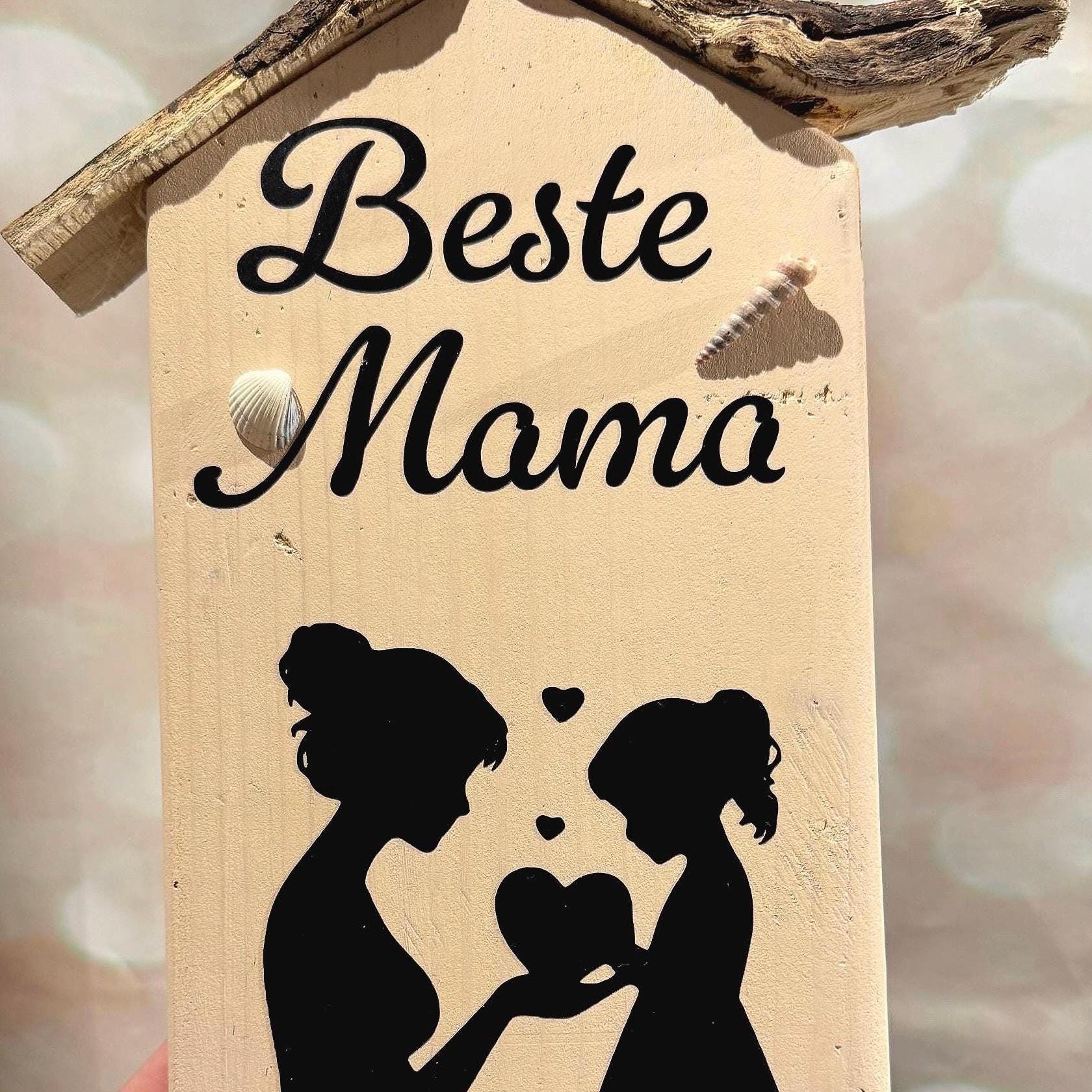 Holzhaus-Deko „Beste Mama“ aus hellem Holz mit Treibholz-Dach; schwarze Silhouette von Mutter und Tochter mit Herzmotiv.
