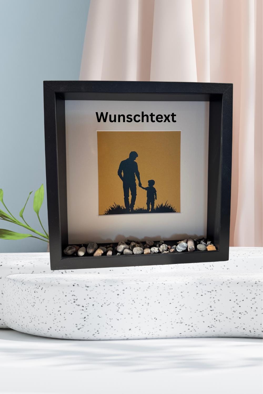 Schwarzer Bilderrahmen personalisiert mit der Silhouette Vater und Kind mit original Ostsee Steine von Treibholzzauber79