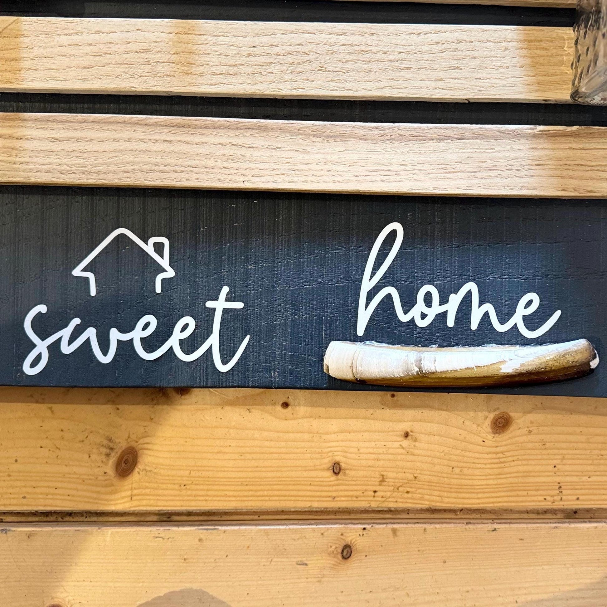 Ein Holzschild mit den Worten "sweet home" in weißer Schrift von Treibholzzauber79