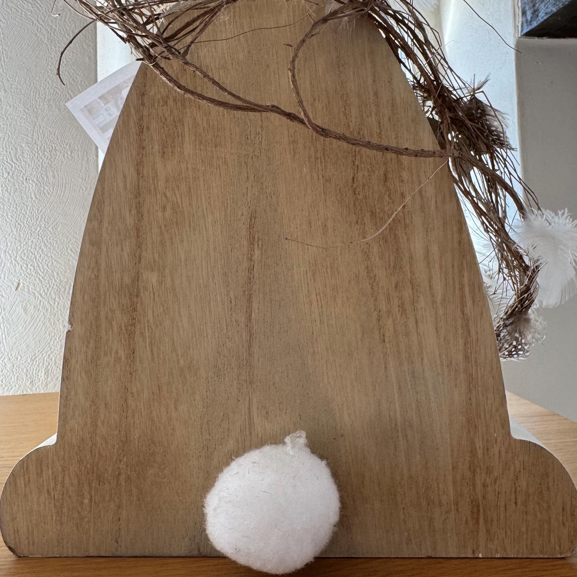 Rückseite des großen Holz Osterhasen mit naturbelassener Holzoberfläche und flauschigem Schwanzdetail