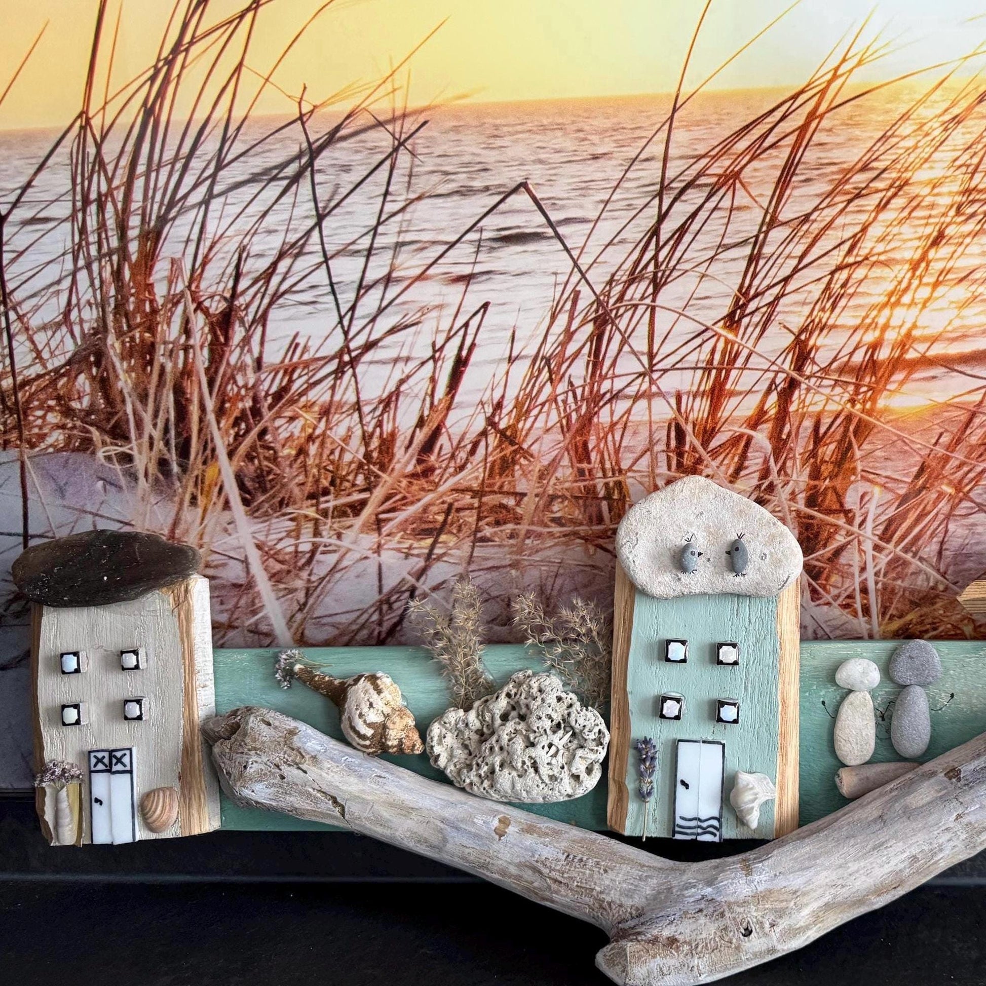 Ein handgefertigtes Kunstwerk zum Thema Strand mit Miniaturhäusern aus Holz und Stein von Treibholzzauber79