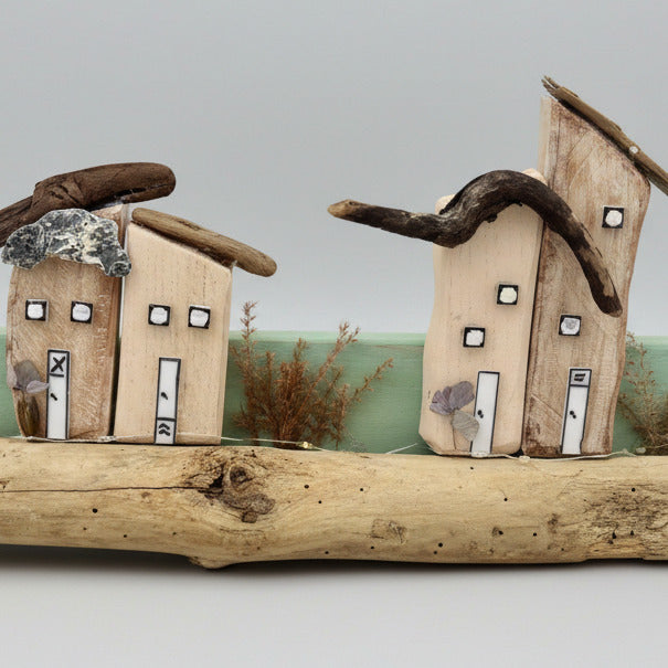 Rustic driftwood village with inspirational wooden signs and warm LED glow – coastal handmade decor from Treibholzzauber79