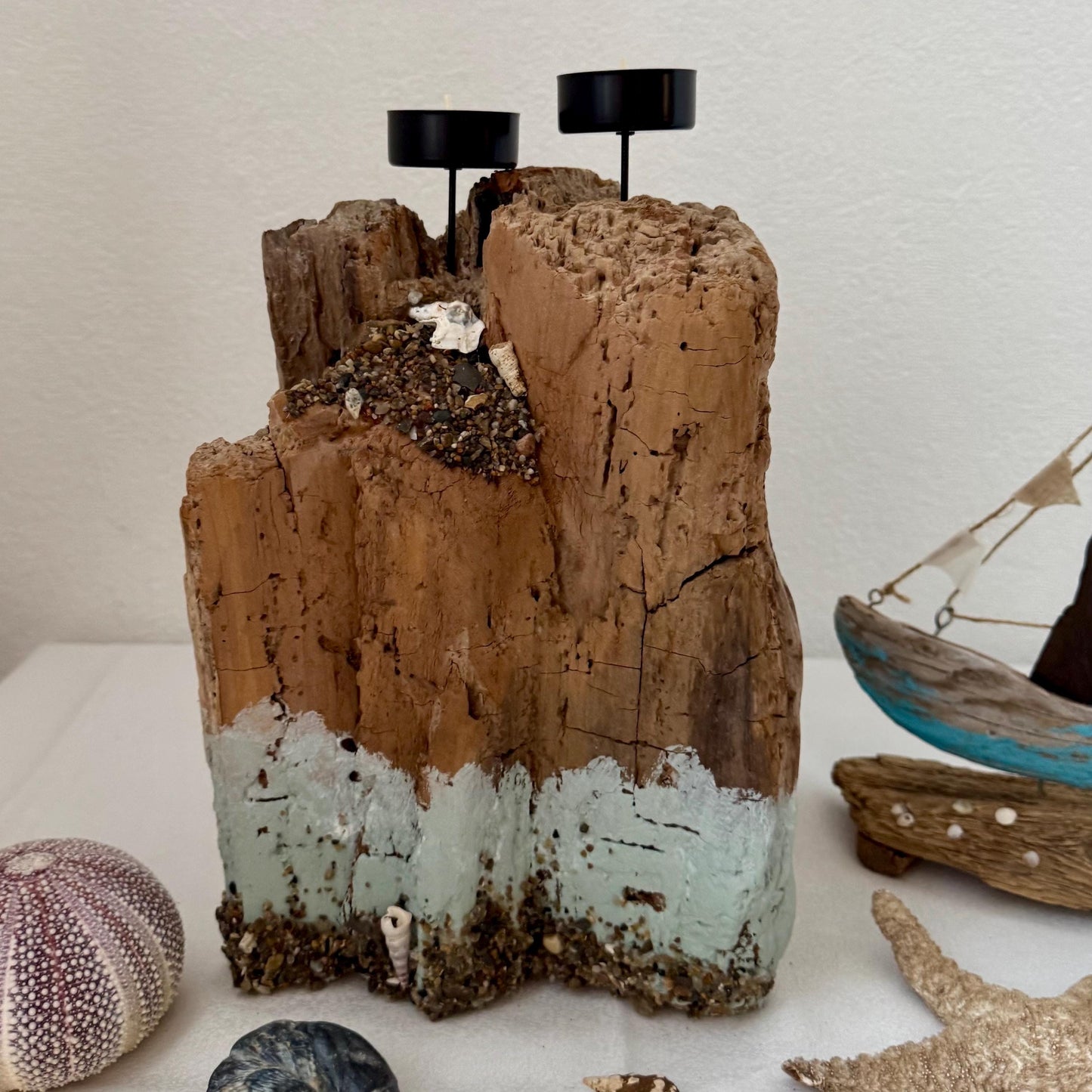 Treibholz Kerzenhalter Natur im hellen skandinavischen Wohnzimmer dekoriert, nordische Naturdeko mit modernem Minimalismus.