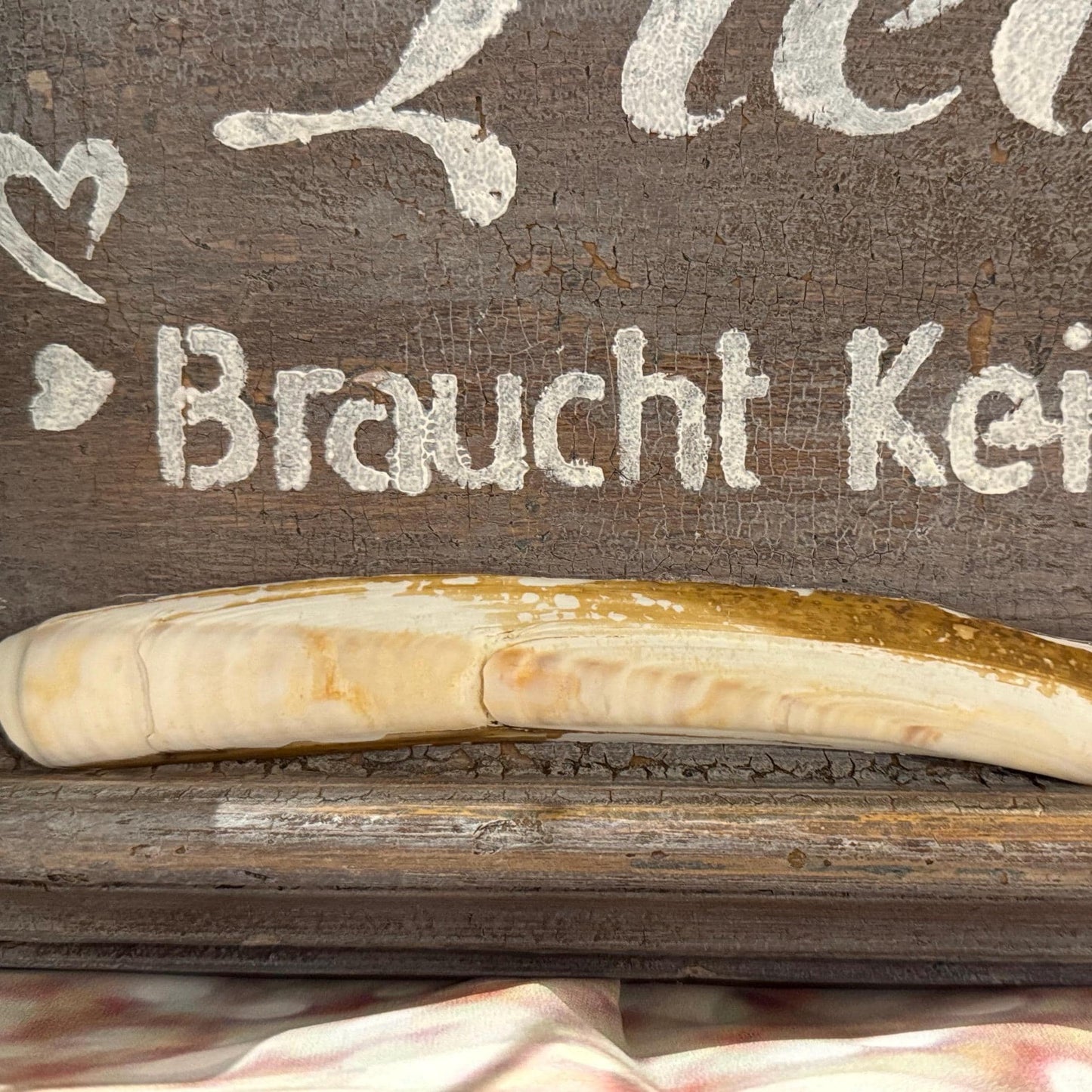 Maritime Vintage Wanddeko mit Schriftzug, Liebe braucht keine Worte, zwei kleinen Holzhäuschen und Strandfunden