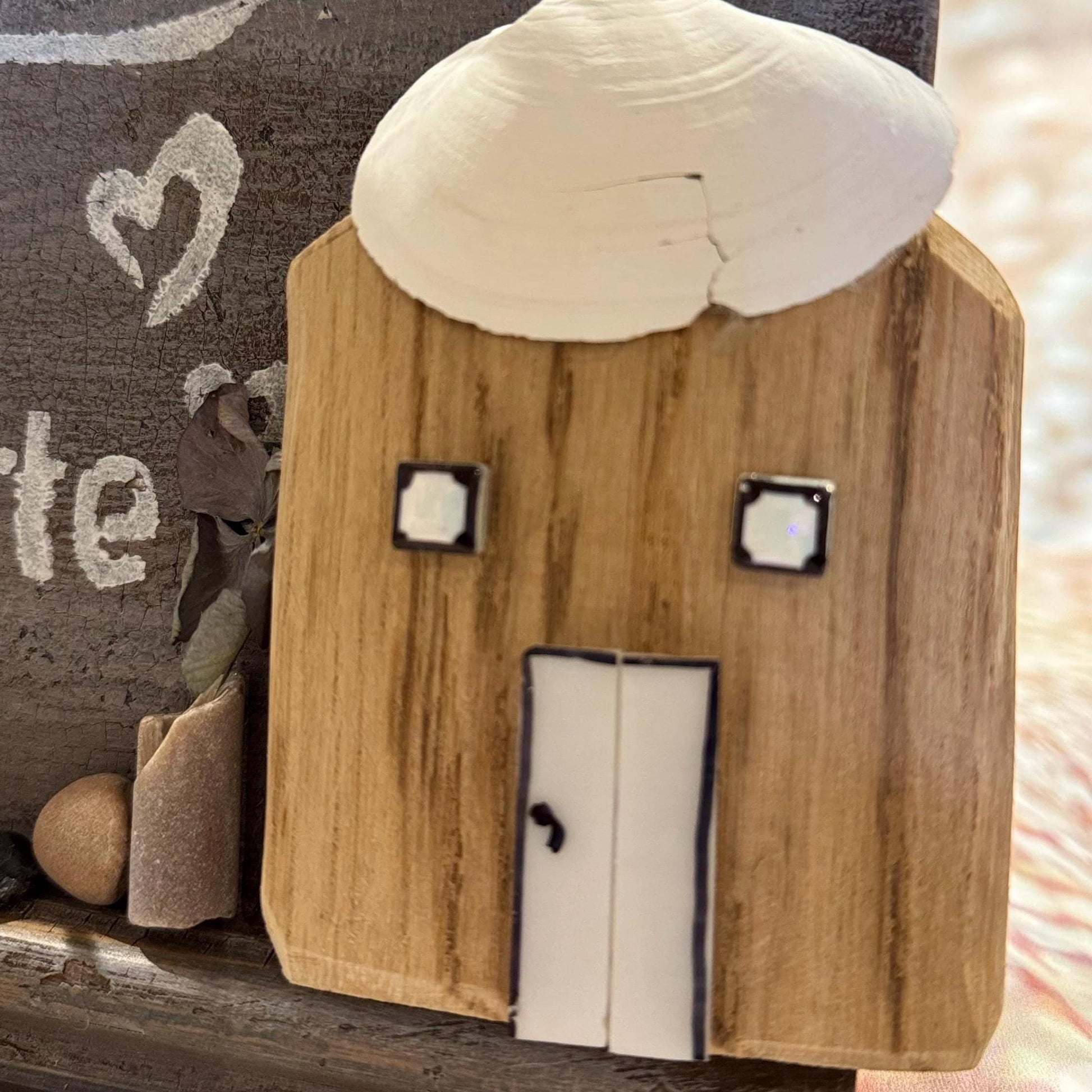 Maritime Vintage Wanddeko mit Schriftzug, Liebe braucht keine Worte, zwei kleinen Holzhäuschen und Strandfunden