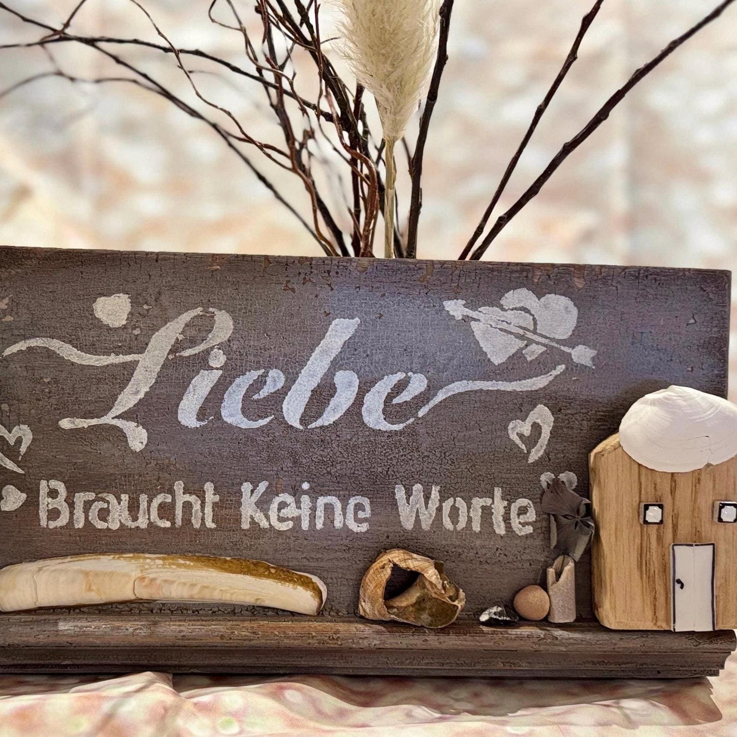 Maritime Vintage Wanddeko mit Schriftzug, Liebe braucht keine Worte, zwei kleinen Holzhäuschen und Strandfunden