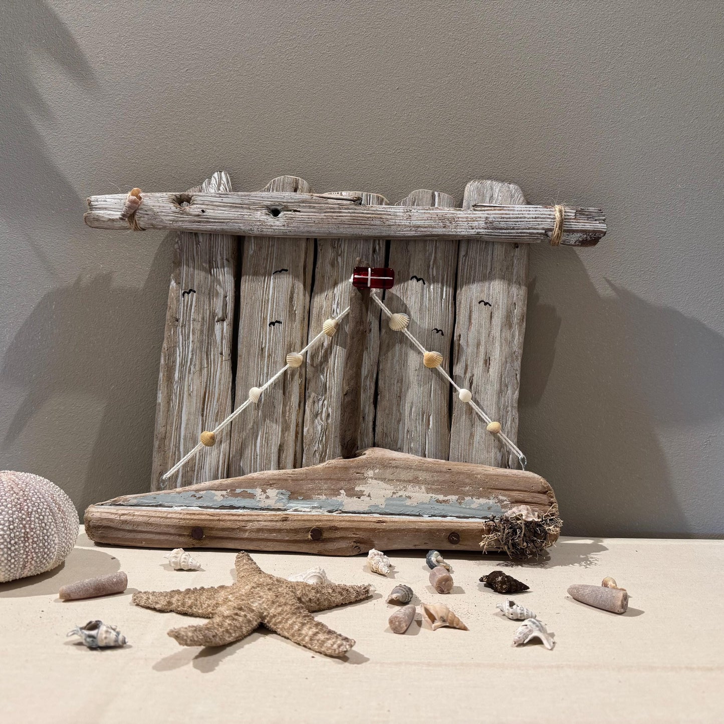 Skandinavische Wanddeko, Segelboot Treibholz 43 cm Handmade als maritime Deko. Mit Strandfunde der dänischen Küste