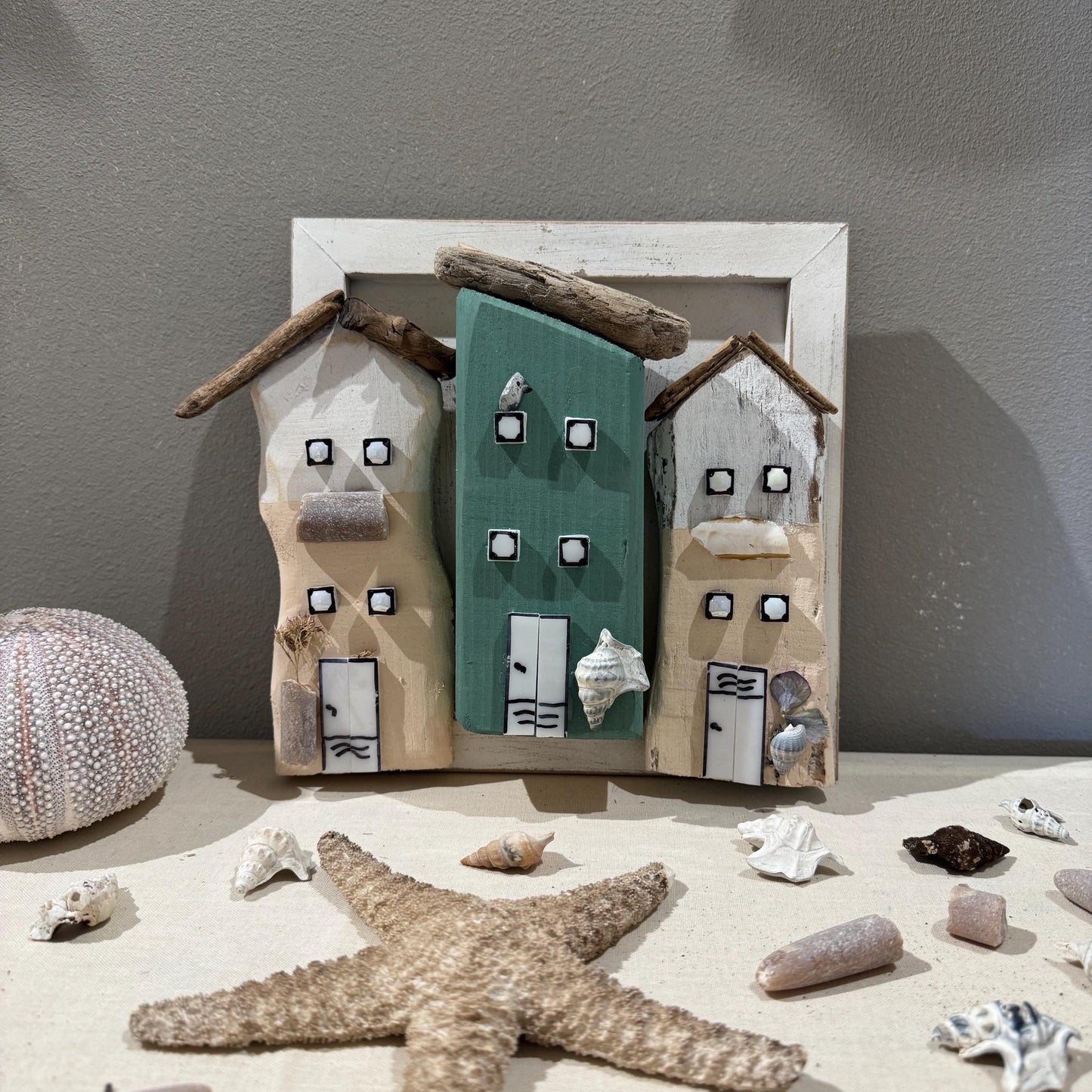 Unikat Wandbild mit maritimen Häusern aus Holz und Muscheln, natürliche nordische Deko von Treibholzzauber79