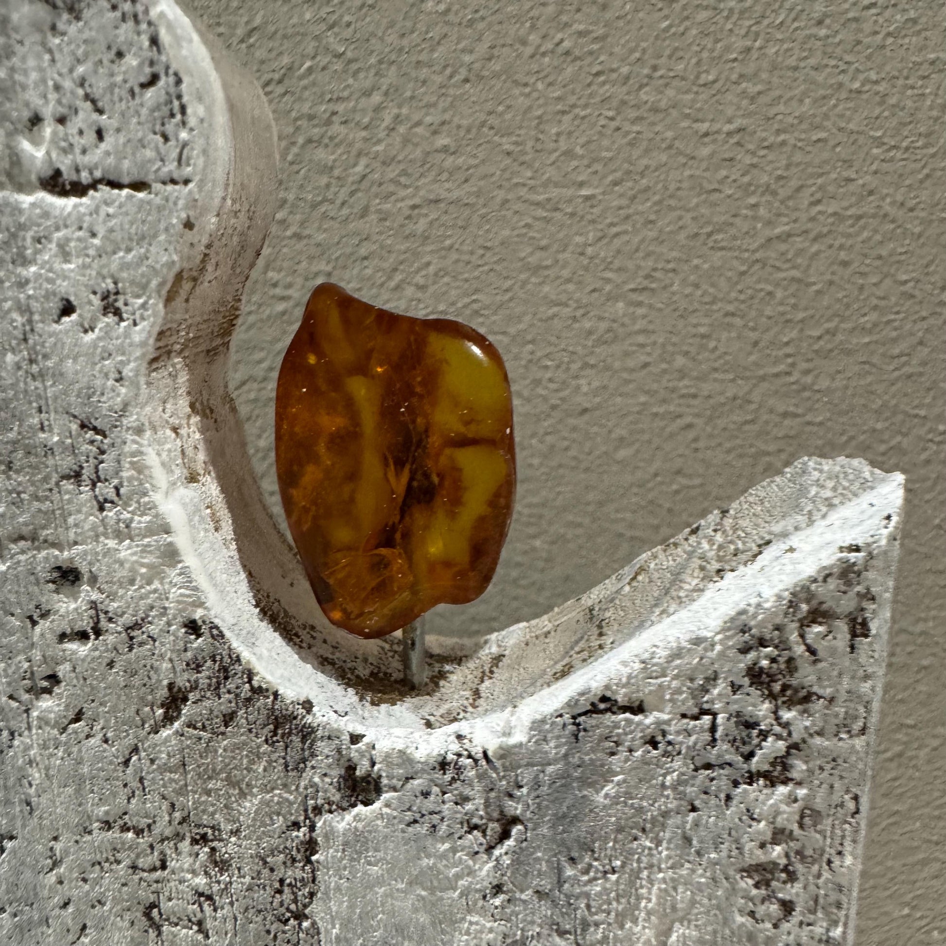 Detailaufnahme Bernstein eingesetzt in Treibholz Skulptur – natürliche nordische Dekoration von Treibholzzauber79