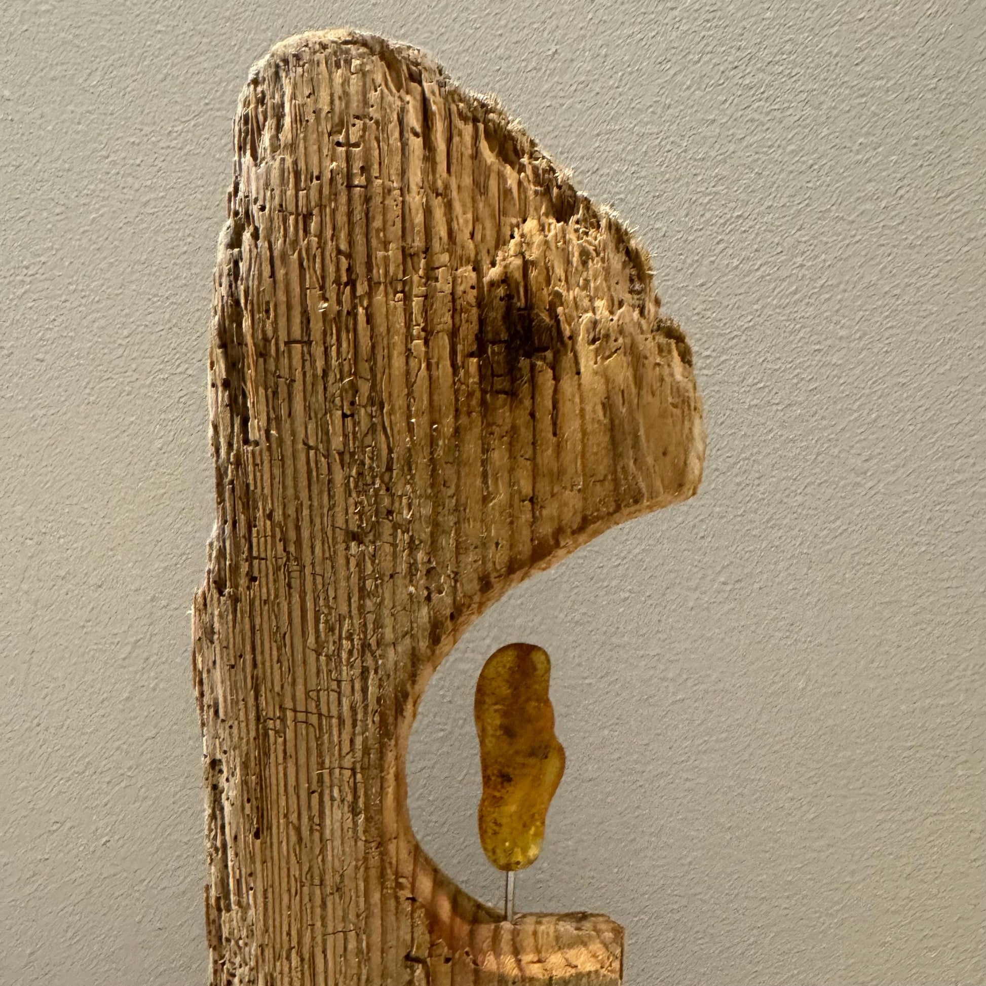 Rustikale Holzskulptur, bestehend aus einem großen, verwitterten Treibholzstück mit strukturierter Oberfläche.