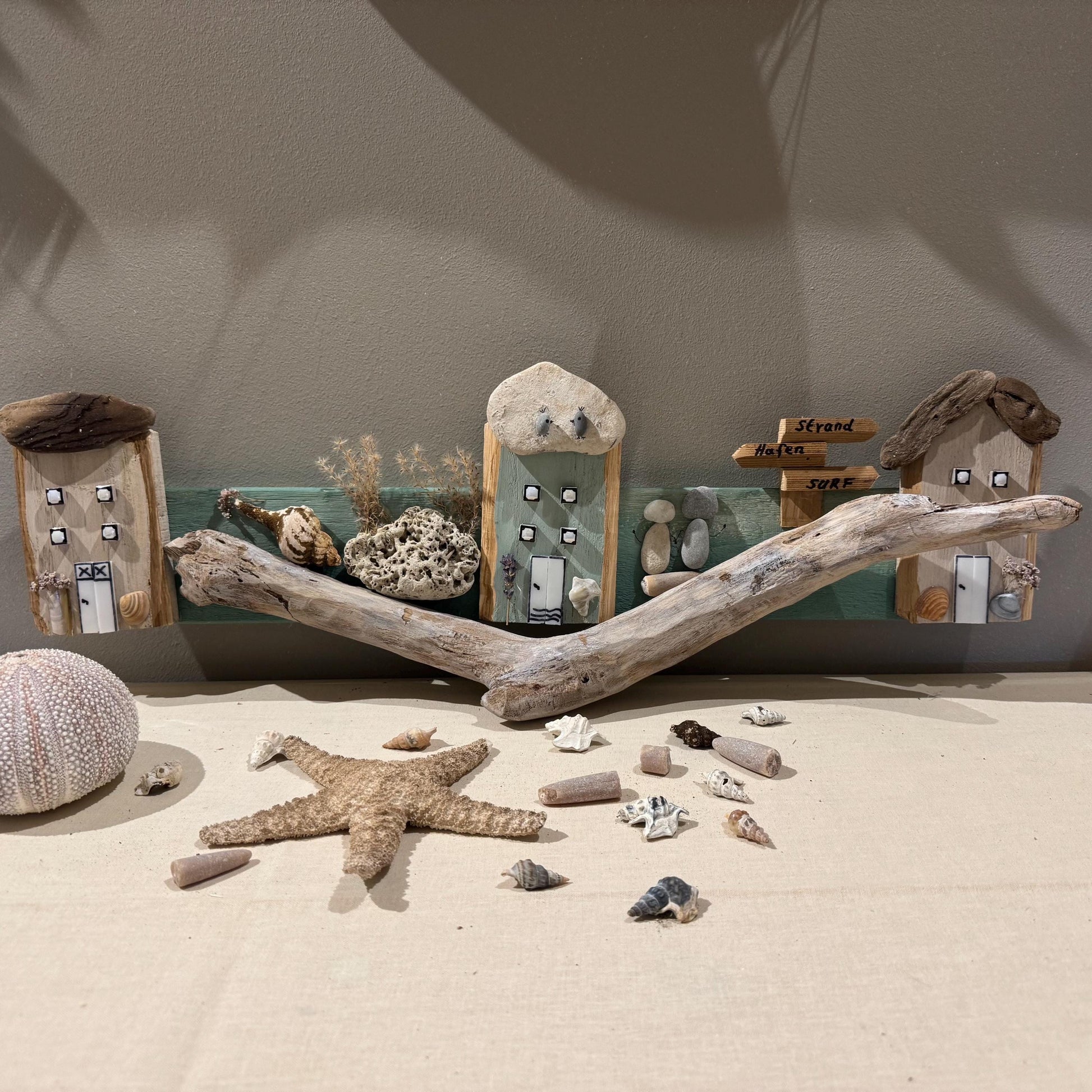 Maritime Wanddeko aus Treibholz mit drei Küstenhäusern, Muscheln, Fossilien und Wegweiser Strand Hafen Surf im Wohnraum