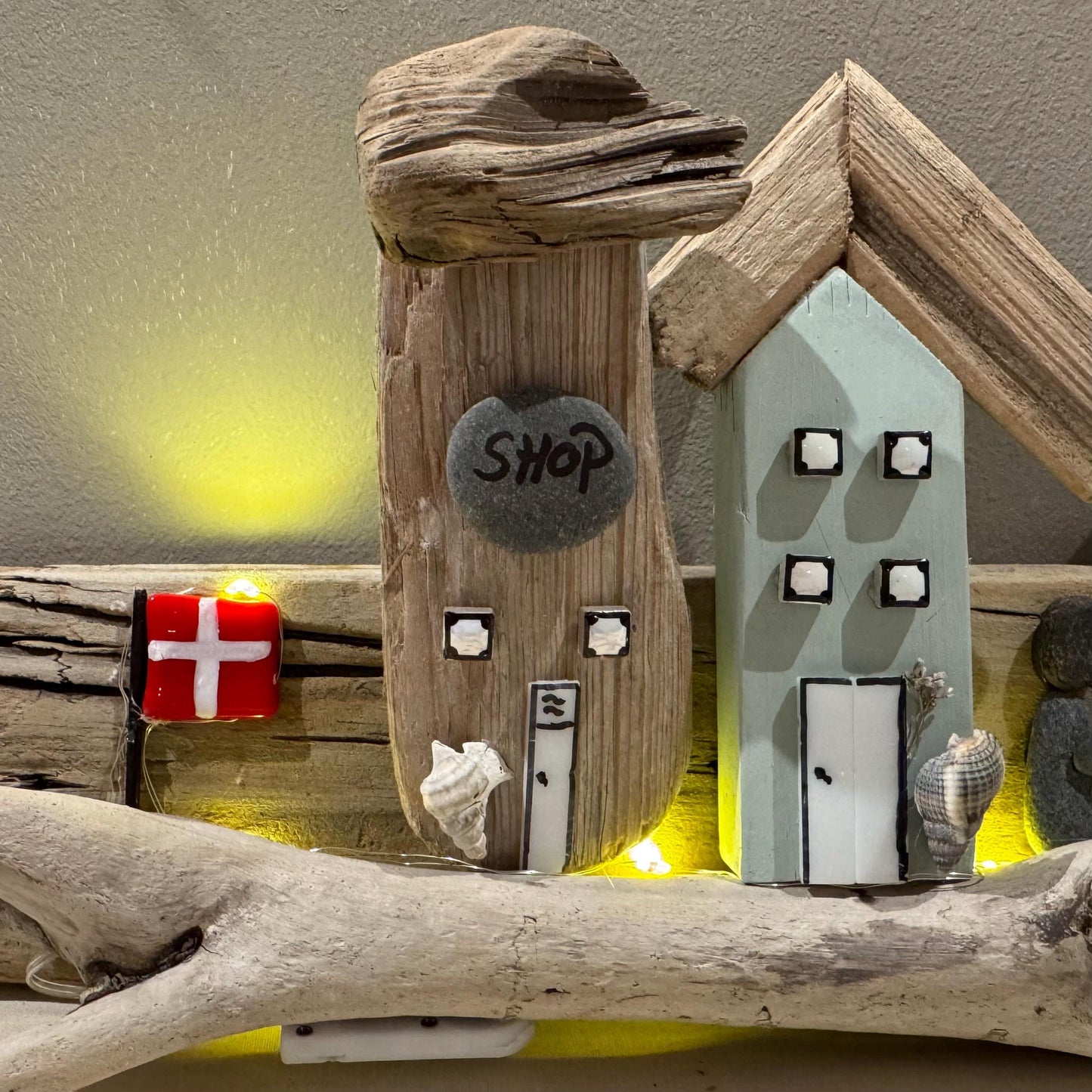 Wanddeko aus Holz 66 cm, Treibholz und Strandfunde der dänischen Küste. Holzhäuschen Deko als Treibholz Deko