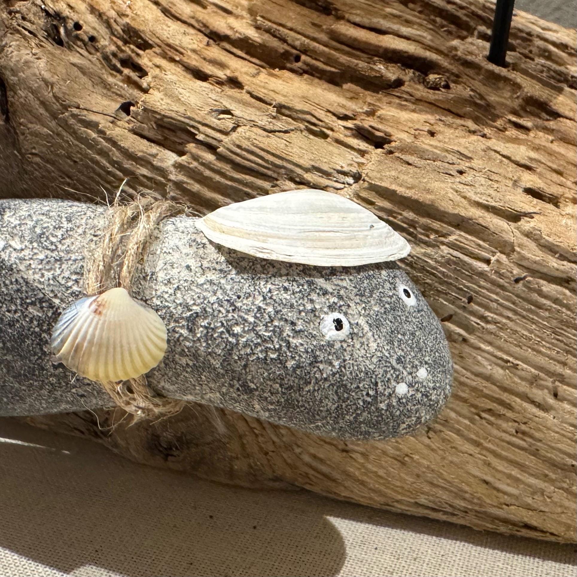 Detailansicht Steinfigur mit Muschel auf Treibholz, nordische maritime Dekoration handmade von Treibholzzauber79