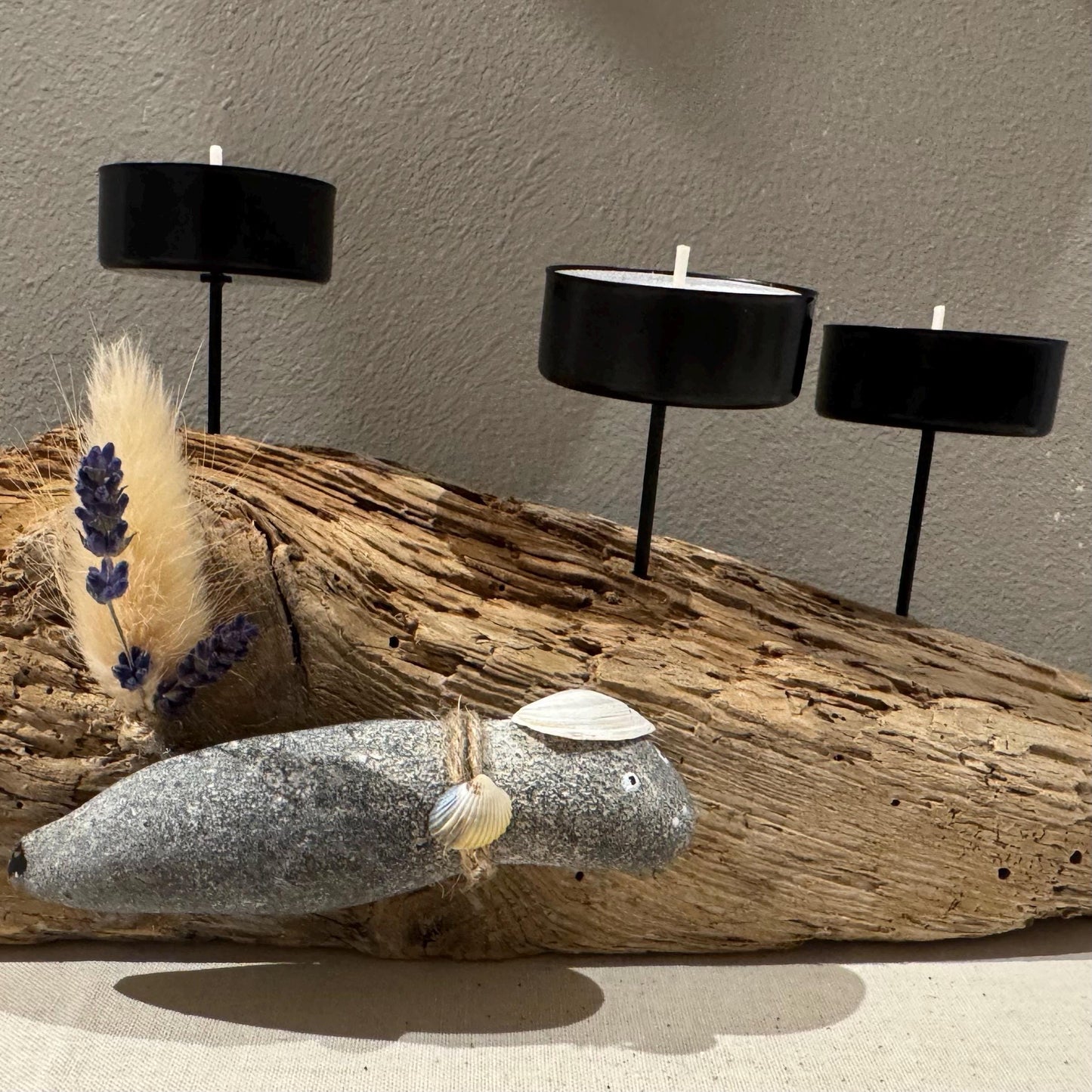 Treibholz Kerzenhalter mit Fossil und Steinfisch, natürliche Küstendeko aus Nordsee-Fundstücken von Treibholzzauber79